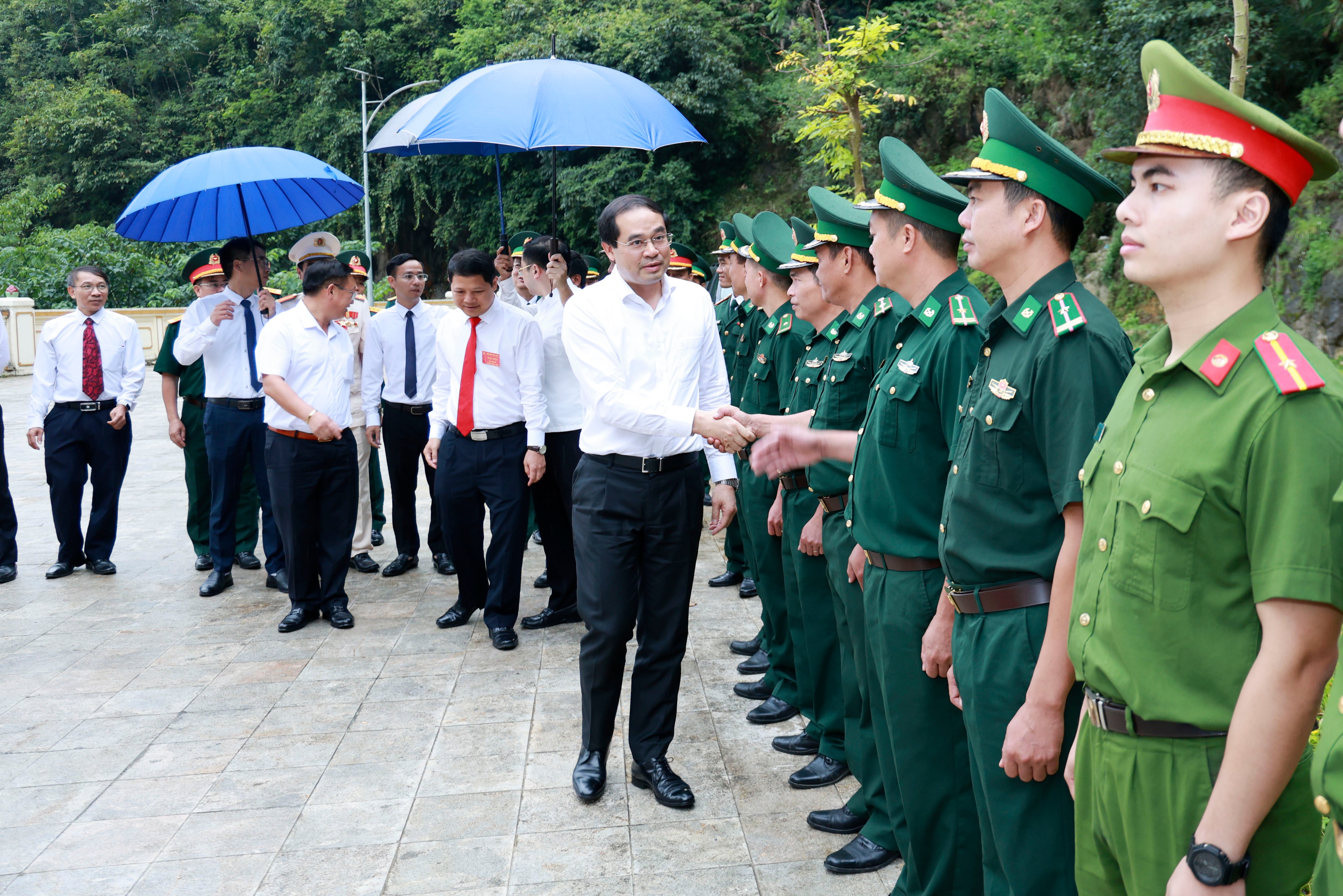 Bí thư Tỉnh ủy Trịnh Xuân Trường thăm hỏi các lực lượng vũ trang đóng quân tại xã Pha Long. Bí thư Tỉnh ủy Trịnh Xuân Trường thăm hỏi các lực lượng vũ trang đóng quân tại xã Pha Long.
