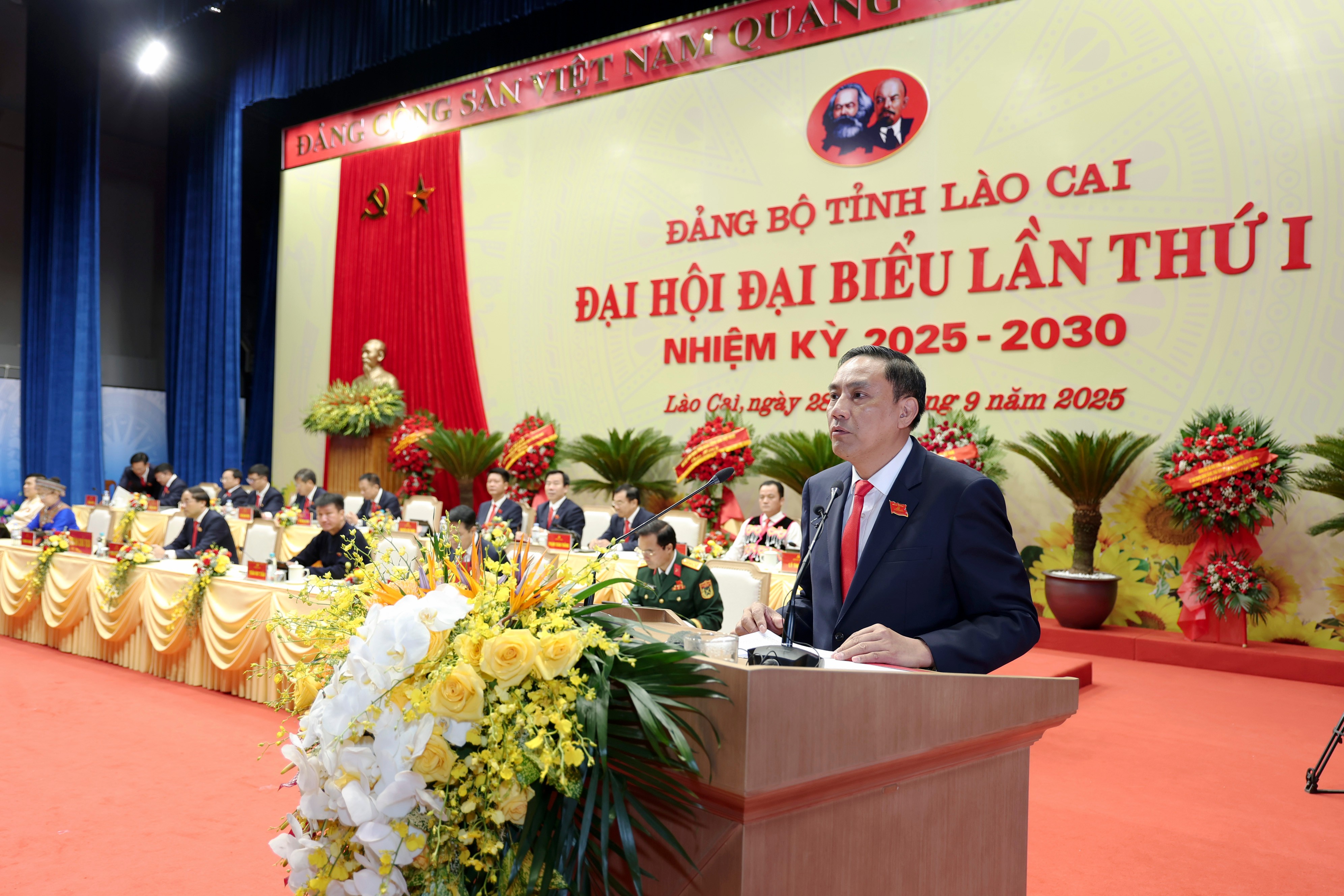 Đồng chí Hoàng Giang, Phó Bí thư Thường trực Tỉnh ủy trình bày tóm tắt Báo cáo kiểm điểm hoạt động của Ban Chấp hành Đảng bộ tỉnh nhiệm kỳ 2020-2025. img-2723.jpg