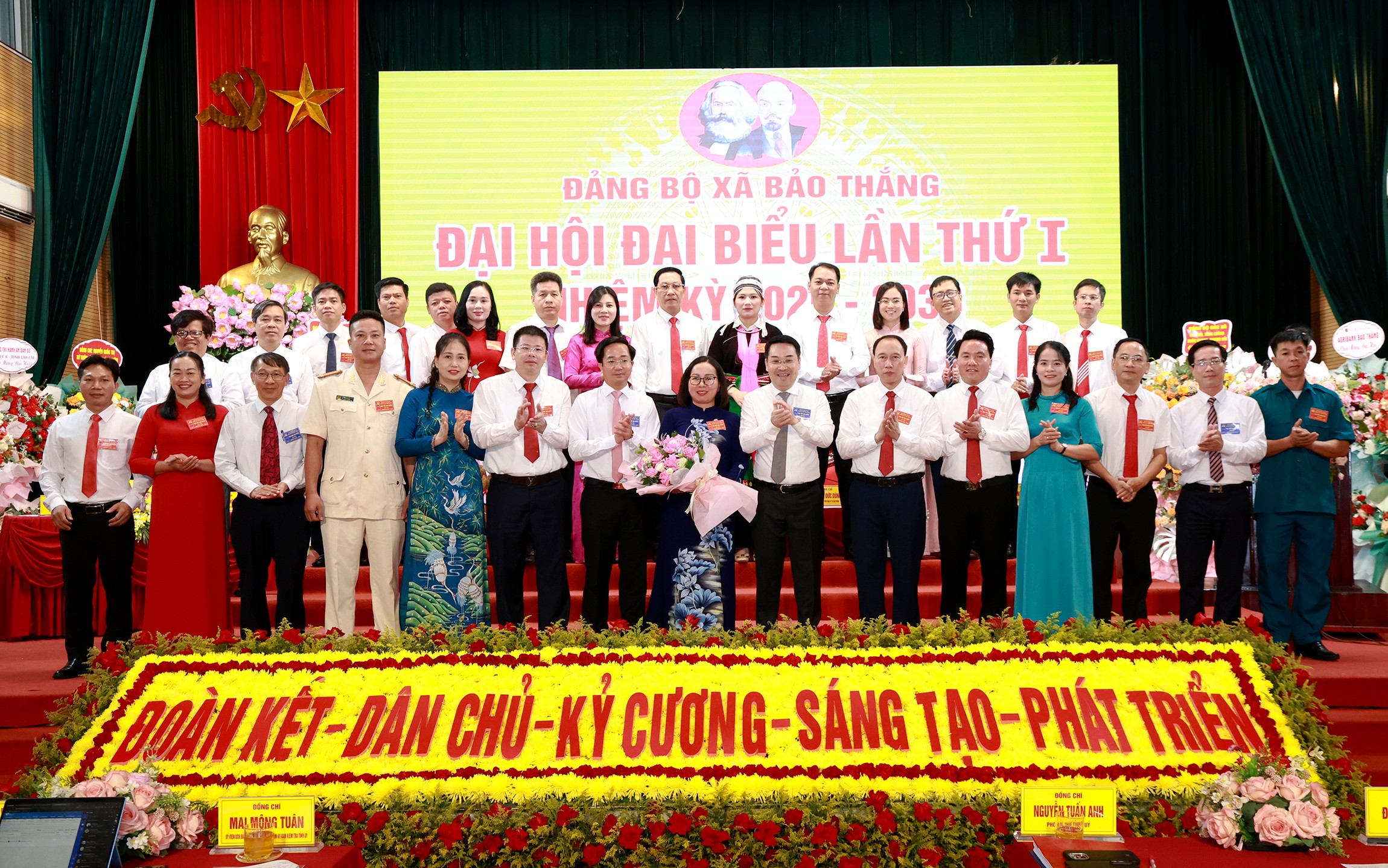 Đồng chí Nguyễn Tuấn Anh, Phó Bí thư Tỉnh ủy và các đại biểu chụp ảnh lưu niệm với Ban Chấp hành Đảng bộ xã Bảo Thắng nhiệm kỳ 2025 - 2030. 060a5101.jpg