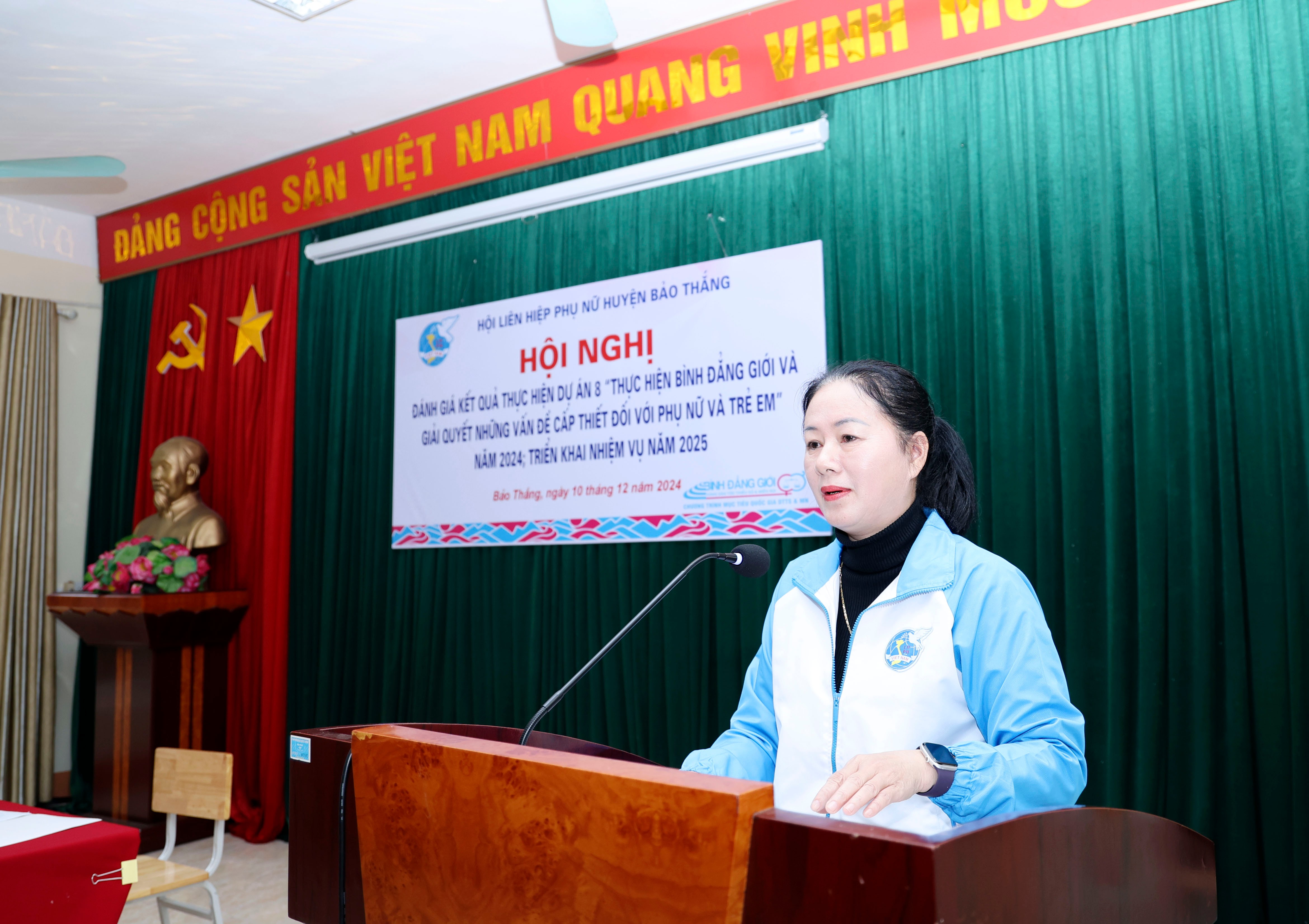 Lãnh đạo Hội Phụ nữ huyện phát biểu tại hội nghị. 060a1392.jpg