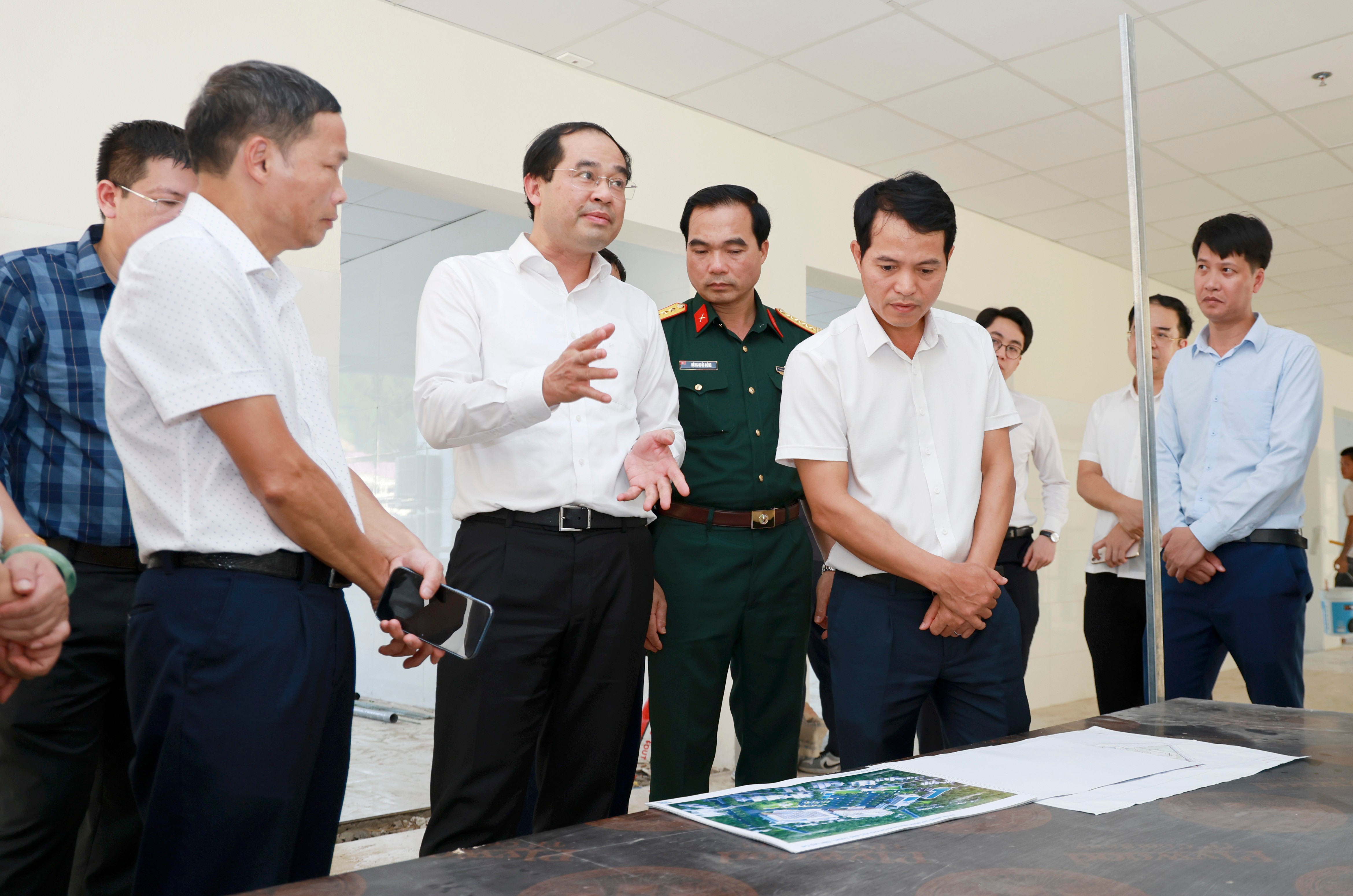 Đồng chí Bí thư Tỉnh ủy và Đoàn công tác kiểm tra một số hạng mục đầu tư tại Bệnh viện Đa khoa khu vực Bảo Thắng. 060a5977.jpg