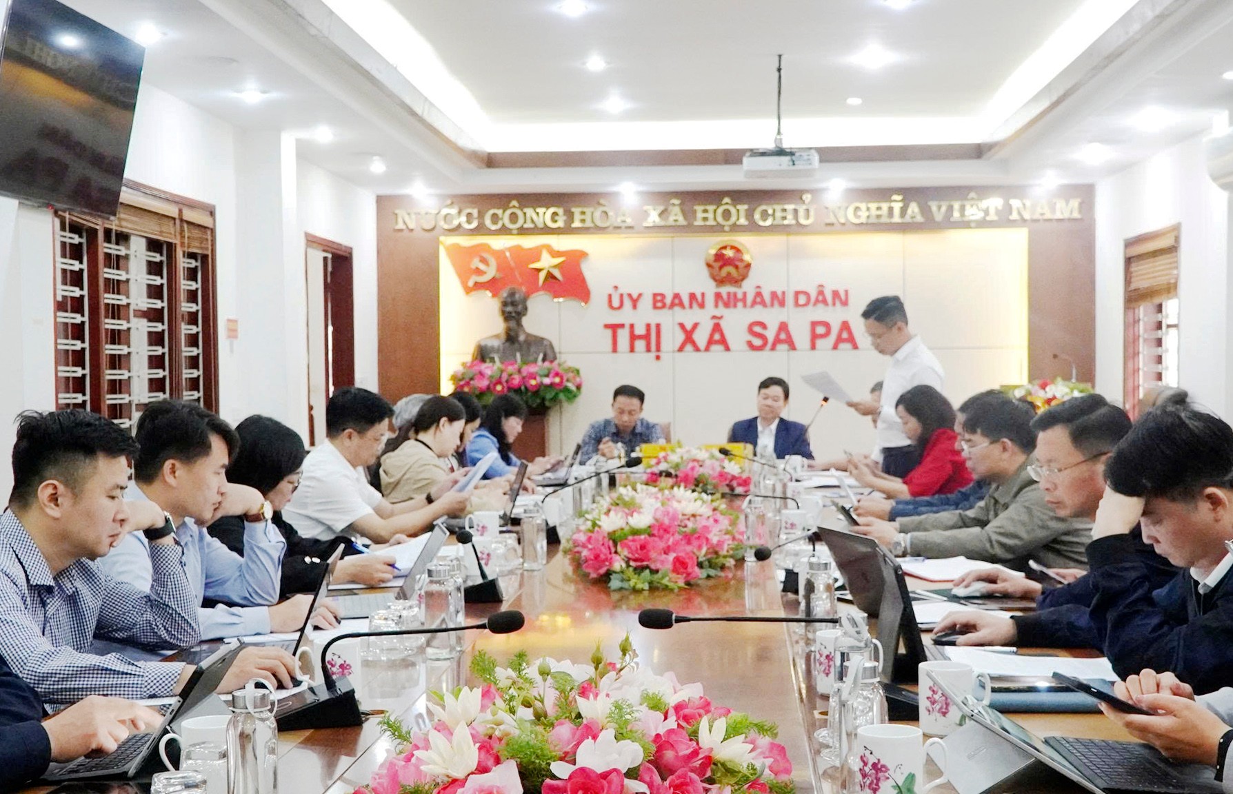 Thị xã Sa Pa báo cáo tình hình với đoàn công tác. z6650383268026-f78b0467bd57183bf9d7cec58914fc1f.jpg
