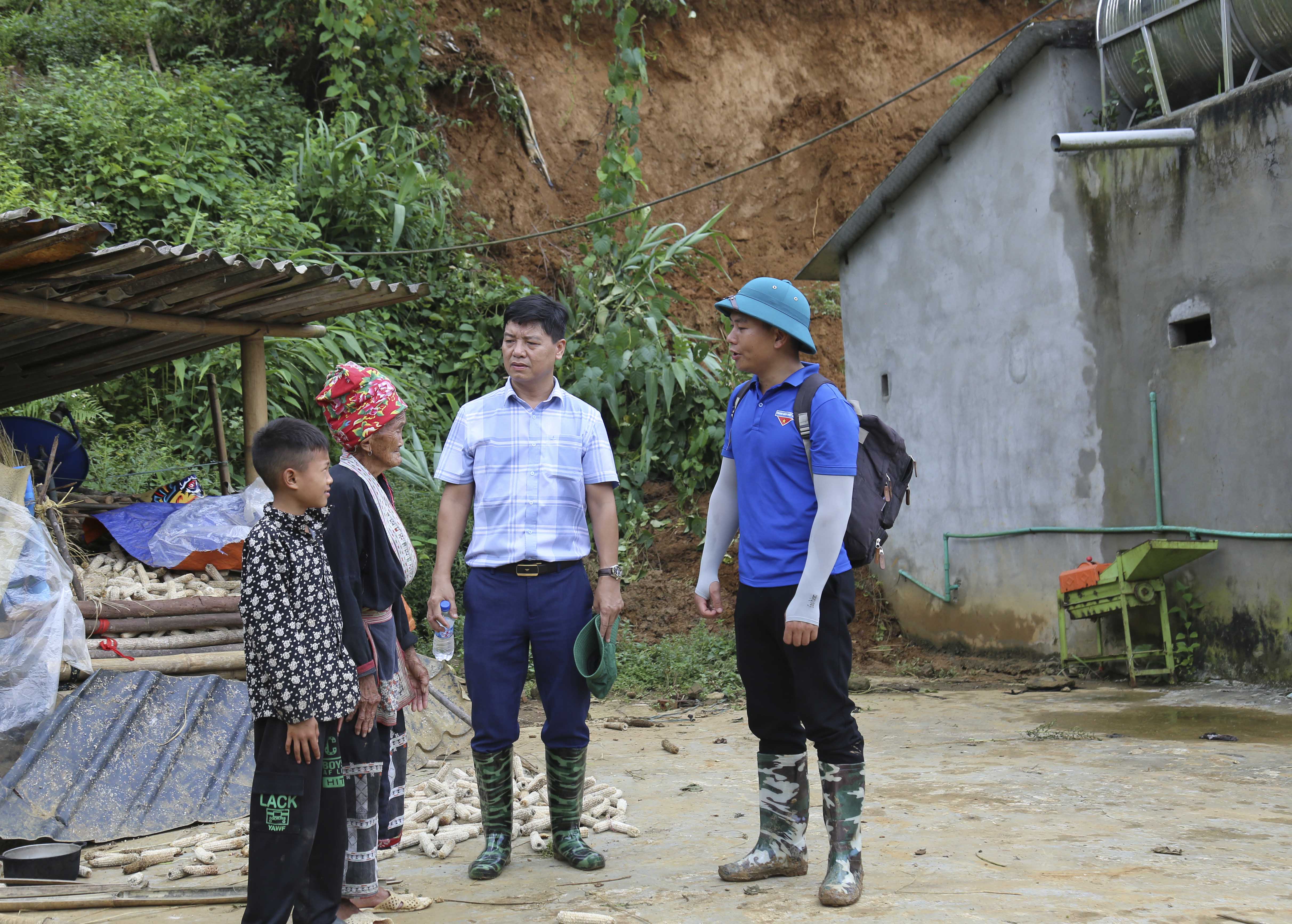 Gia đình bà Phàn Sử Mẩy bị đất sạt sau lưng nhà (ảnh dưới) nên phải đi ở nhờ nhà bà con, đến nay chưa thể về lại nhà của mình. IMG_4774.JPG
