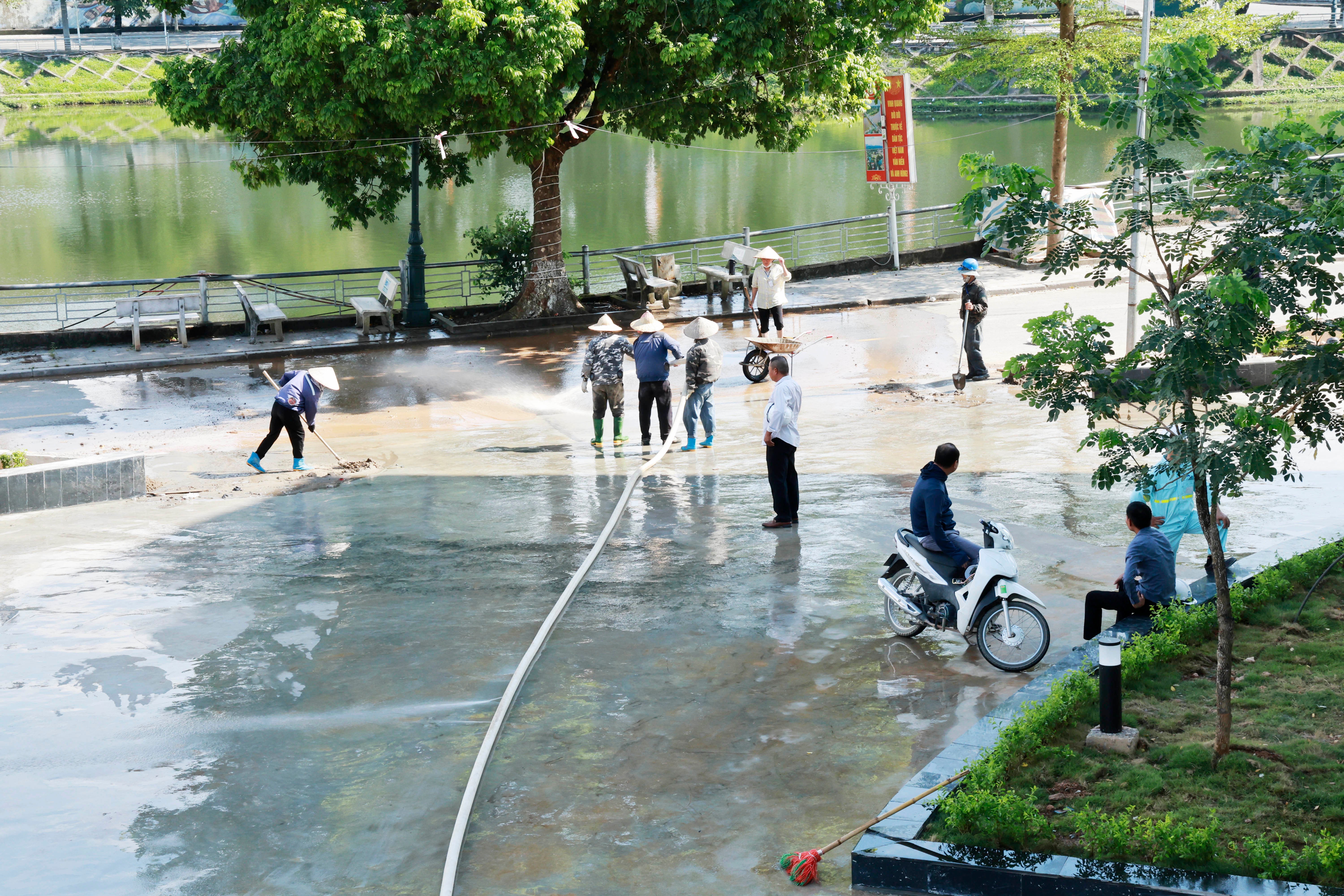 Chiều 17/9, hoạt động dọn dẹp, vệ sinh xung quanh Trung tâm Hội nghị được khẩn trương tiến hành. 060a7110.jpg