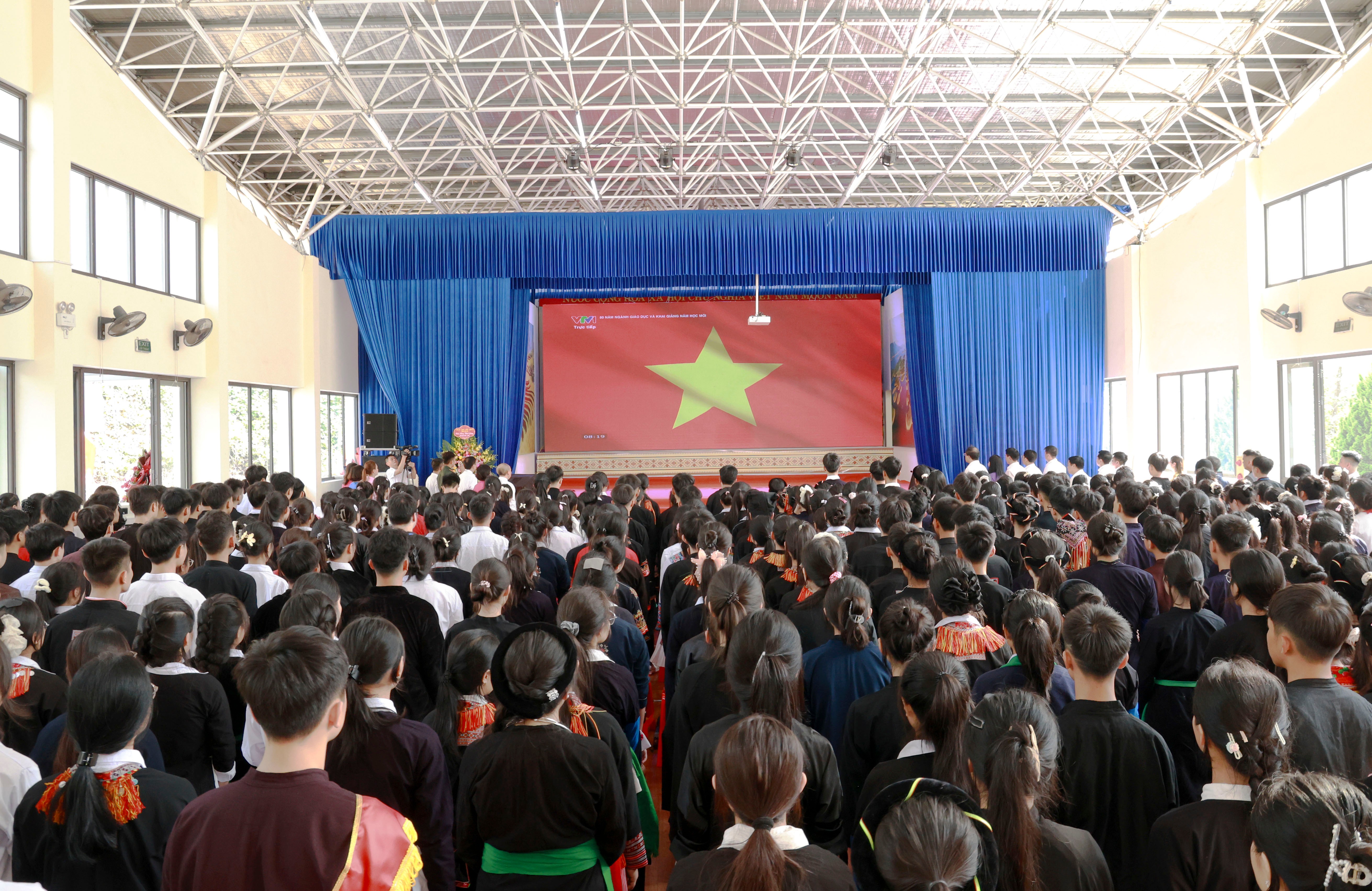 Quang cảnh lễ khai giảng tại Trường Phổ thông DTNT THPT Yên Bái. 060a6528.jpg