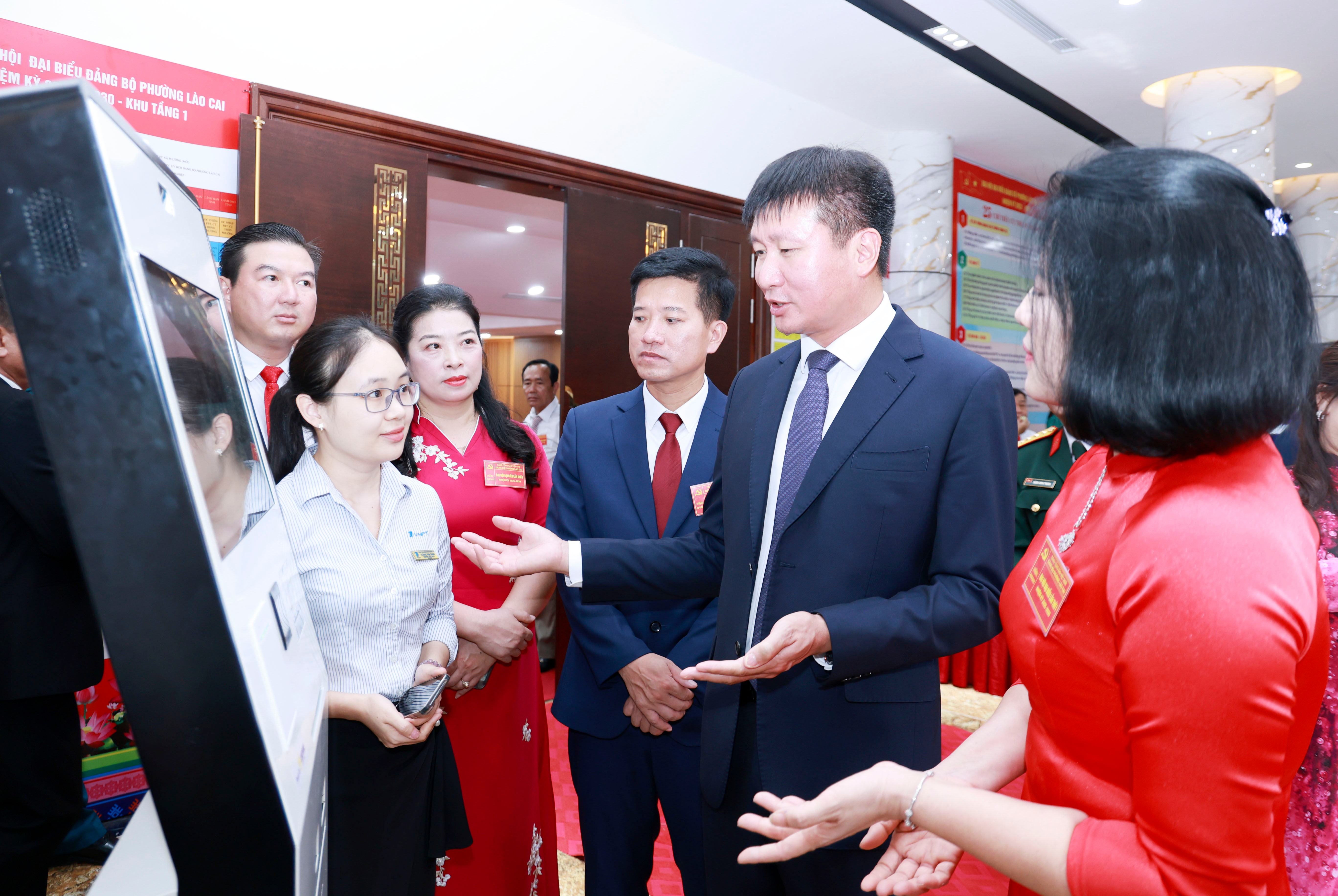 Đồng chí Chủ tịch UBND tỉnh Trần Huy Tuấn tham quan mô hình chuyển đổi số tại phường Lào Cai. 060a4838.jpg