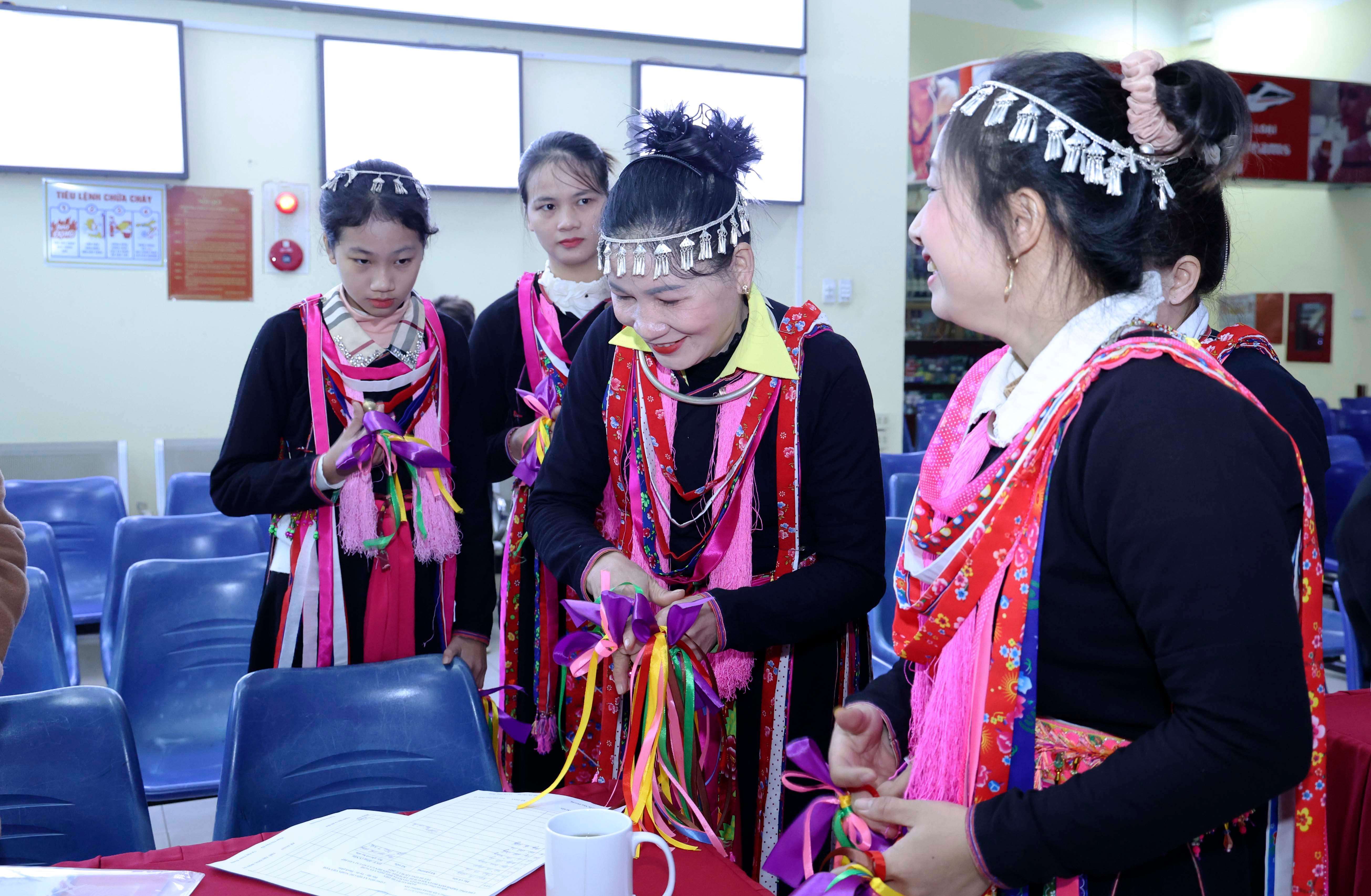 Một đội văn nghệ xã ven đô thành phố Lào Cai trước một buổi đón du khách tới tham quan, du lịch trên địa bàn. 060a6208.jpg