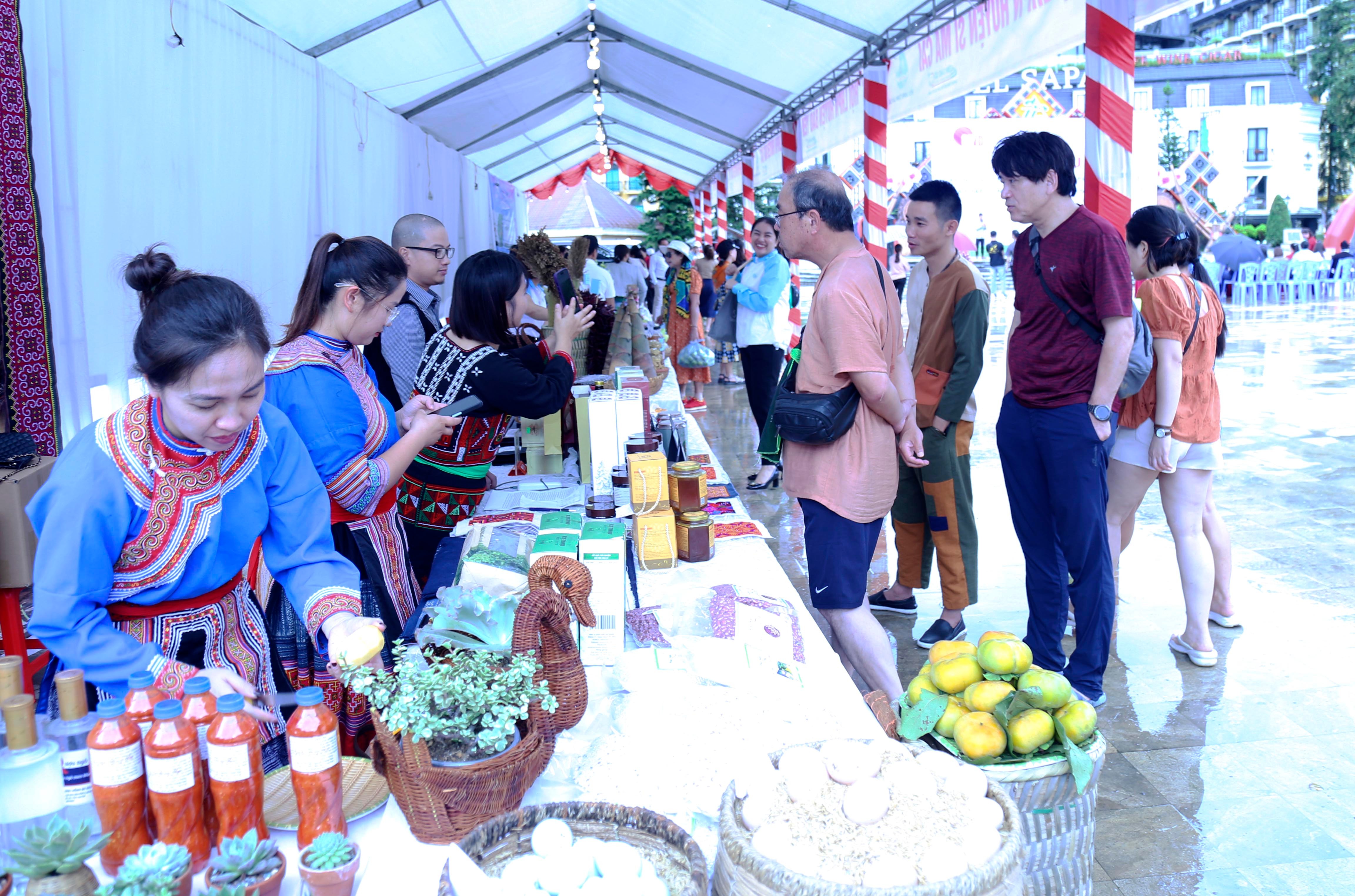 Phụ nữ thị xã Sa Pa tham gia phát triển kinh tế, thương mại. img-4407.jpg