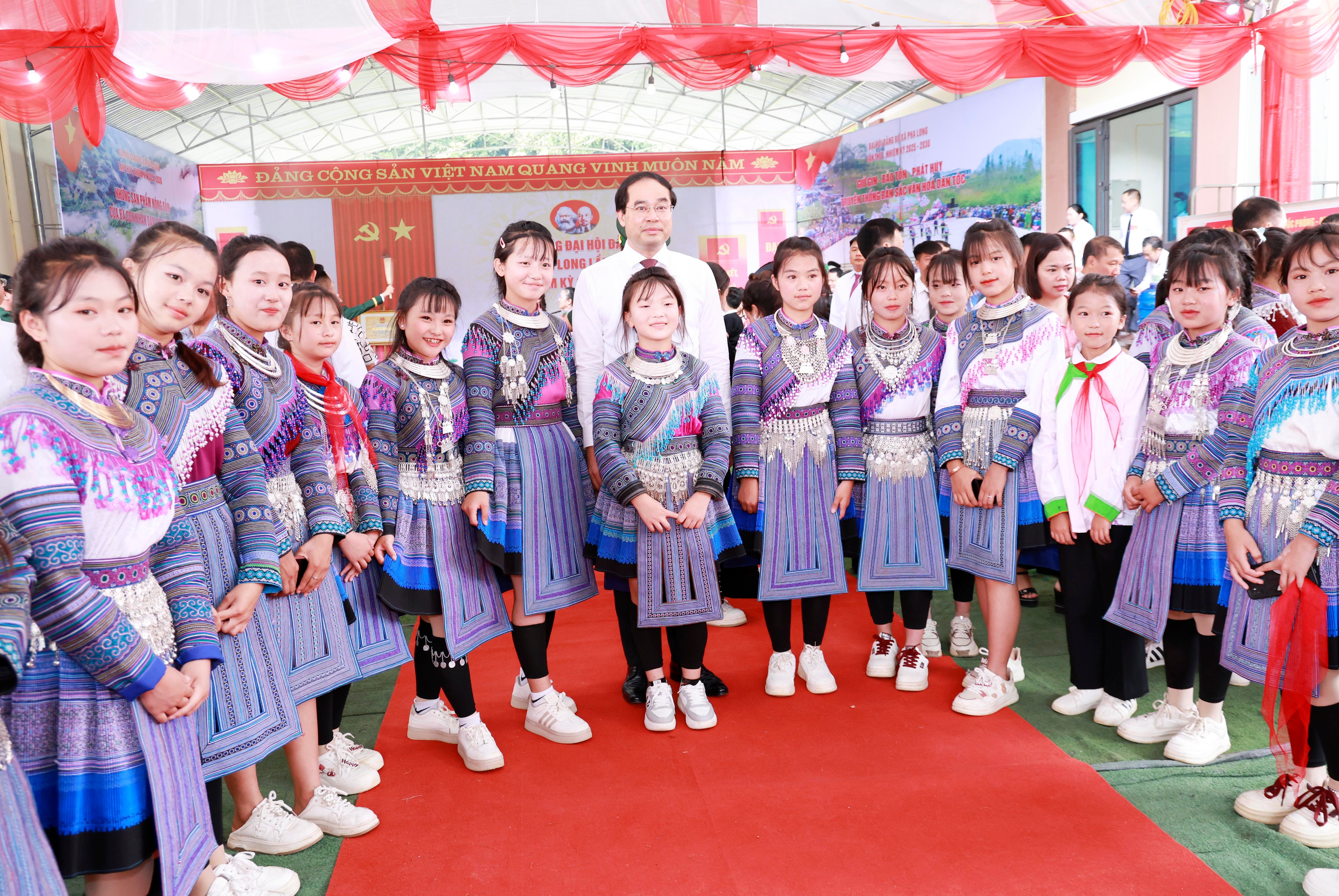 Bí thư Tỉnh ủy Trịnh Xuân Trường chụp ảnh lưu niệm với học sinh xã Pha Long. 060a5501.jpg