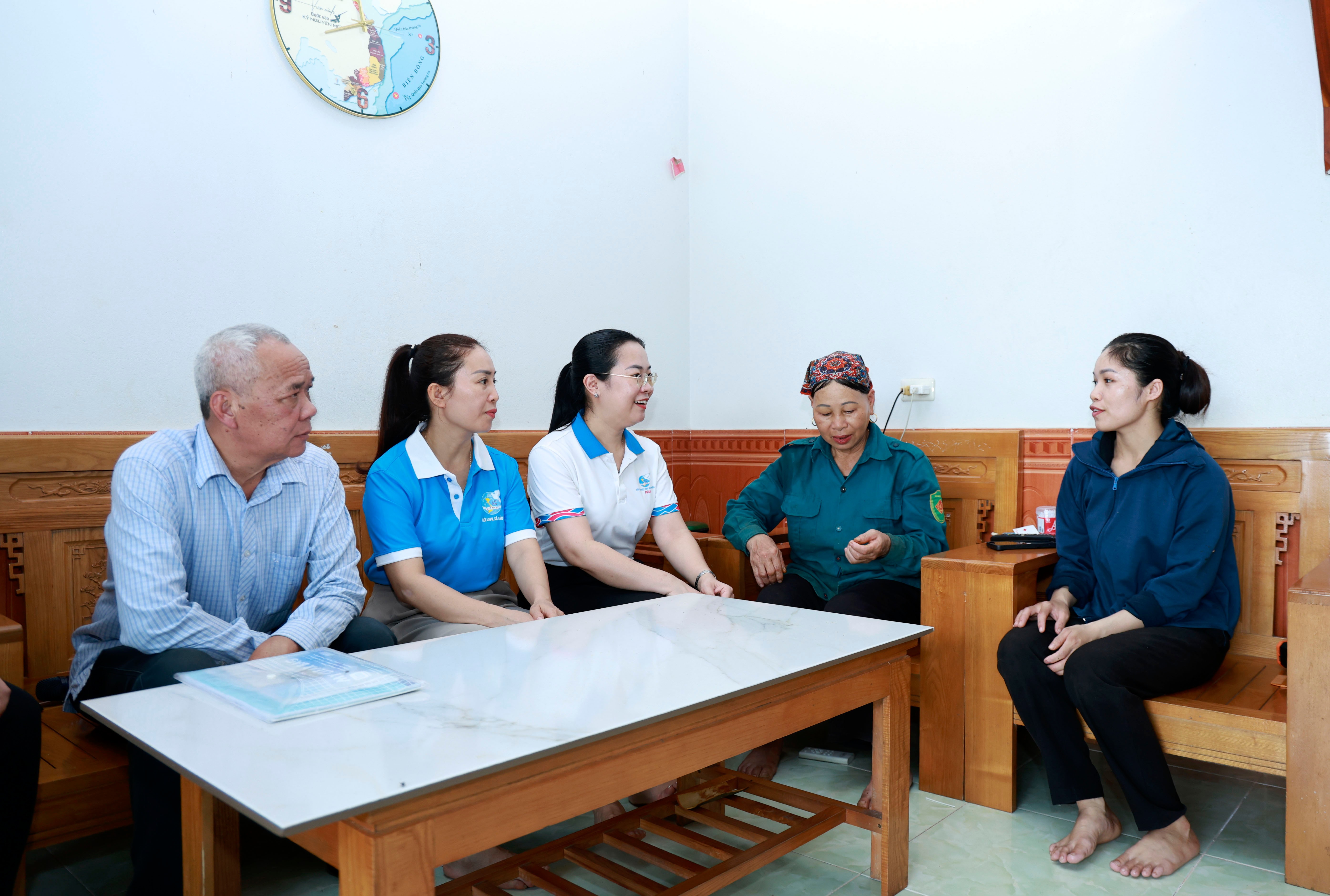 Cán bộ Hội Phụ nữ và các tổ chức thành viên của MTTQ xã Bảo Ái luôn gần dân, sát cơ sở. 060a8389.jpg