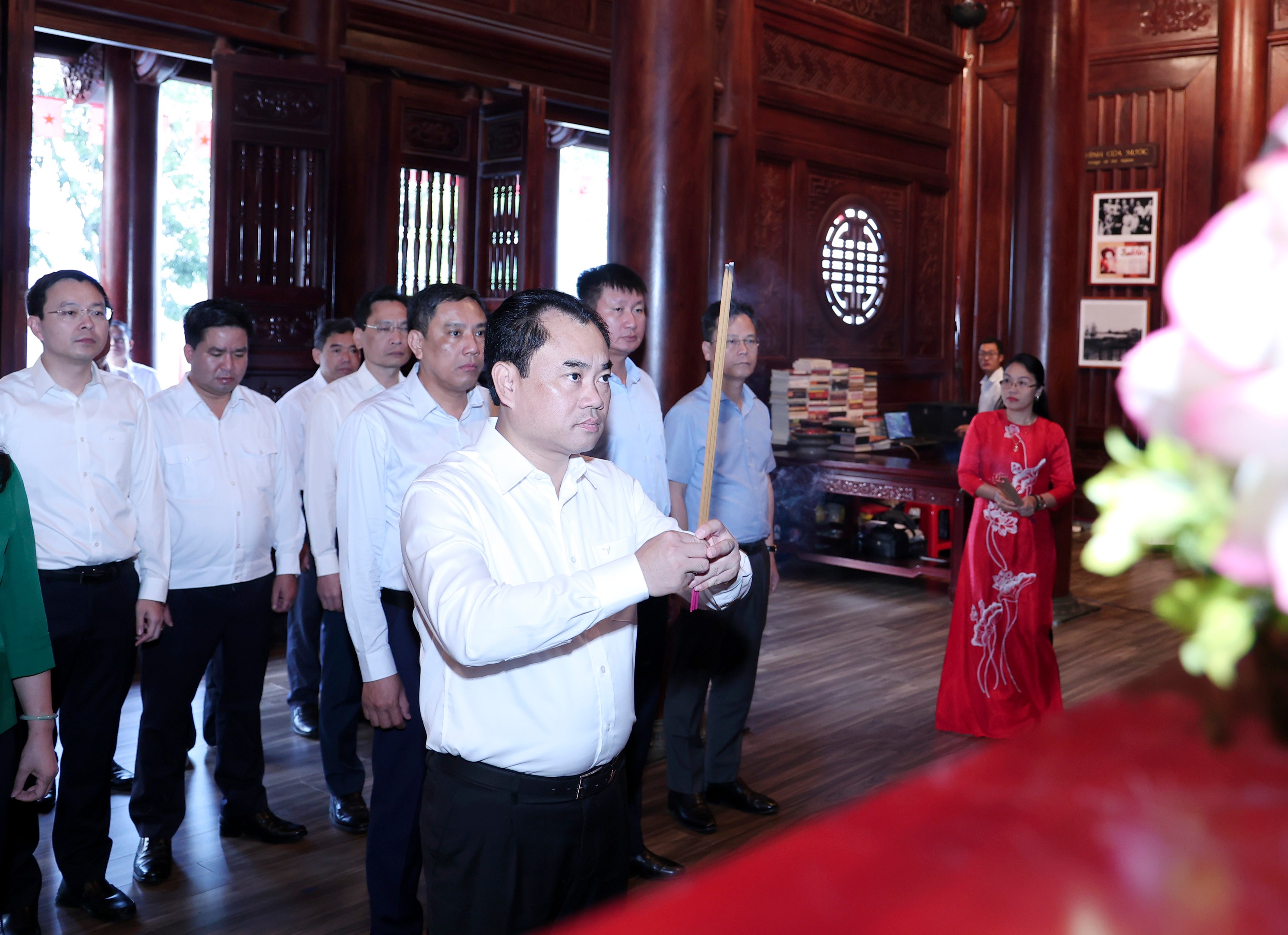 Đồng chí Trịnh Việt Hùng - Ủy viên dự khuyết Ban Chấp hành Trung ương Đảng, Bí thư Tỉnh ủy, Chủ tịch HĐND tỉnh dâng hương tưởng niệm Chủ tịch Hồ Chí Minh. img-7916.jpg