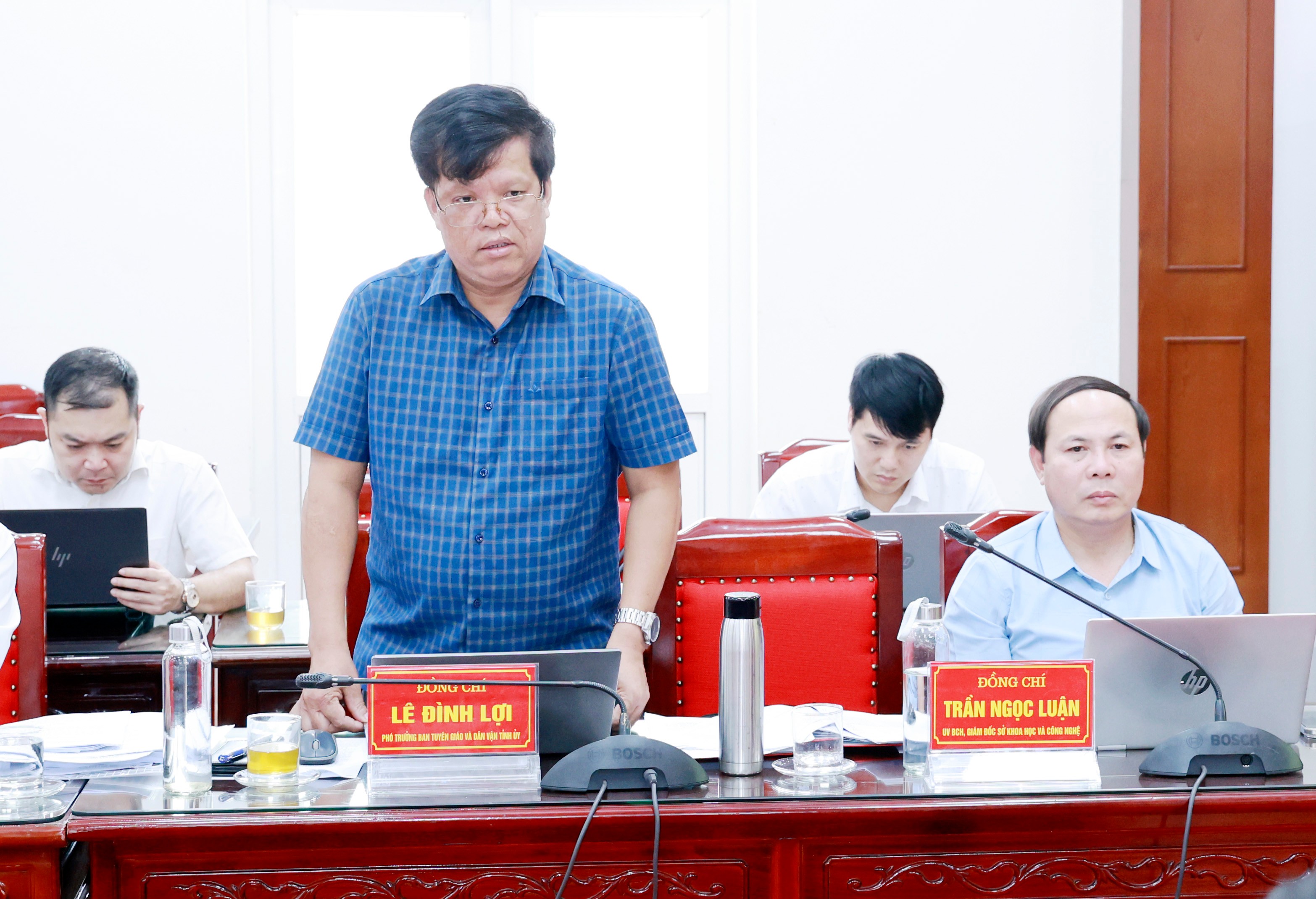 Phó trưởng Ban Tuyên giáo và Dân vận Tỉnh ủy tham gia ý kiến tại buổi làm việc. 060a4293.jpg