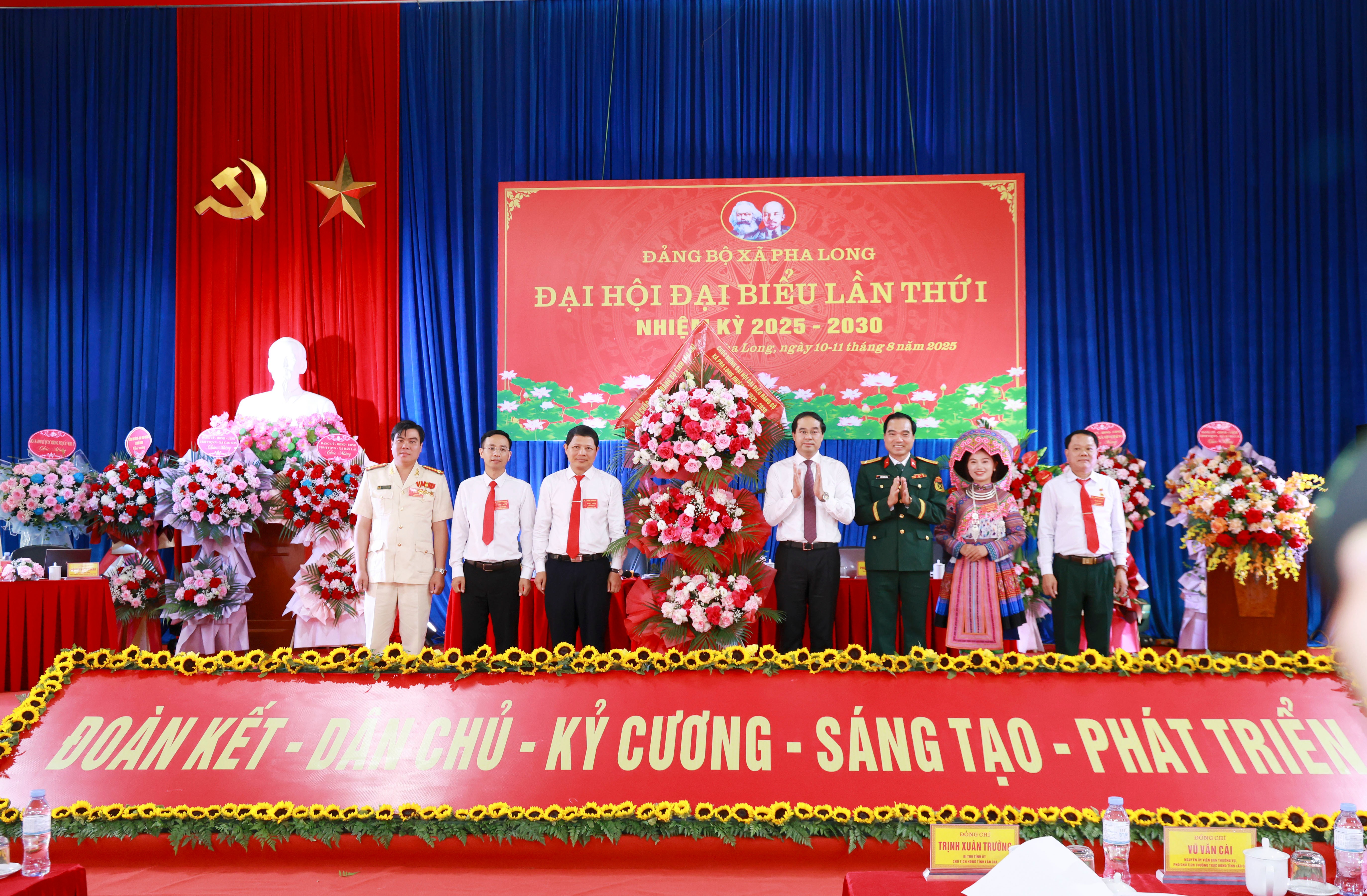 Bí thư Tỉnh ủy Trịnh Xuân Trường và Đại tá Đặng Quốc Đồng tặng hoa chúc mừng Đại hội. 060a5455.jpg