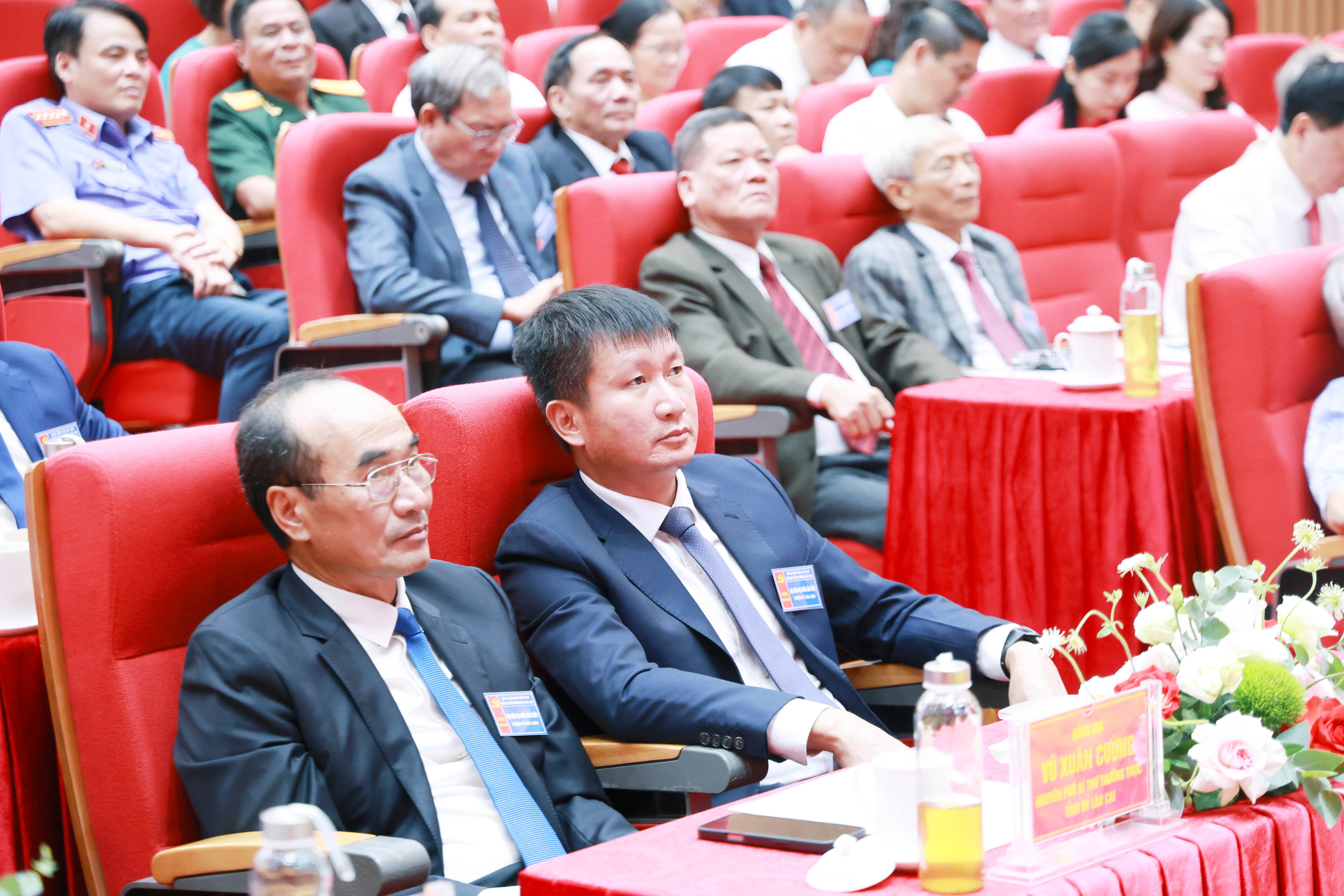 Đồng chí Chủ tịch UBND tỉnh Trần Huy Tuấn (bên phải ảnh) tham dự đại hội. 060a4661.jpg