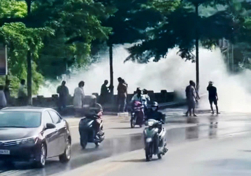 Thời điểm tuột mối nối đường ống dẫn nước vào khoảng 15 giờ 30 phút chiều 13/5. z6597992116327-92c98d835447ac3eade1b8b08eb51232.jpg
