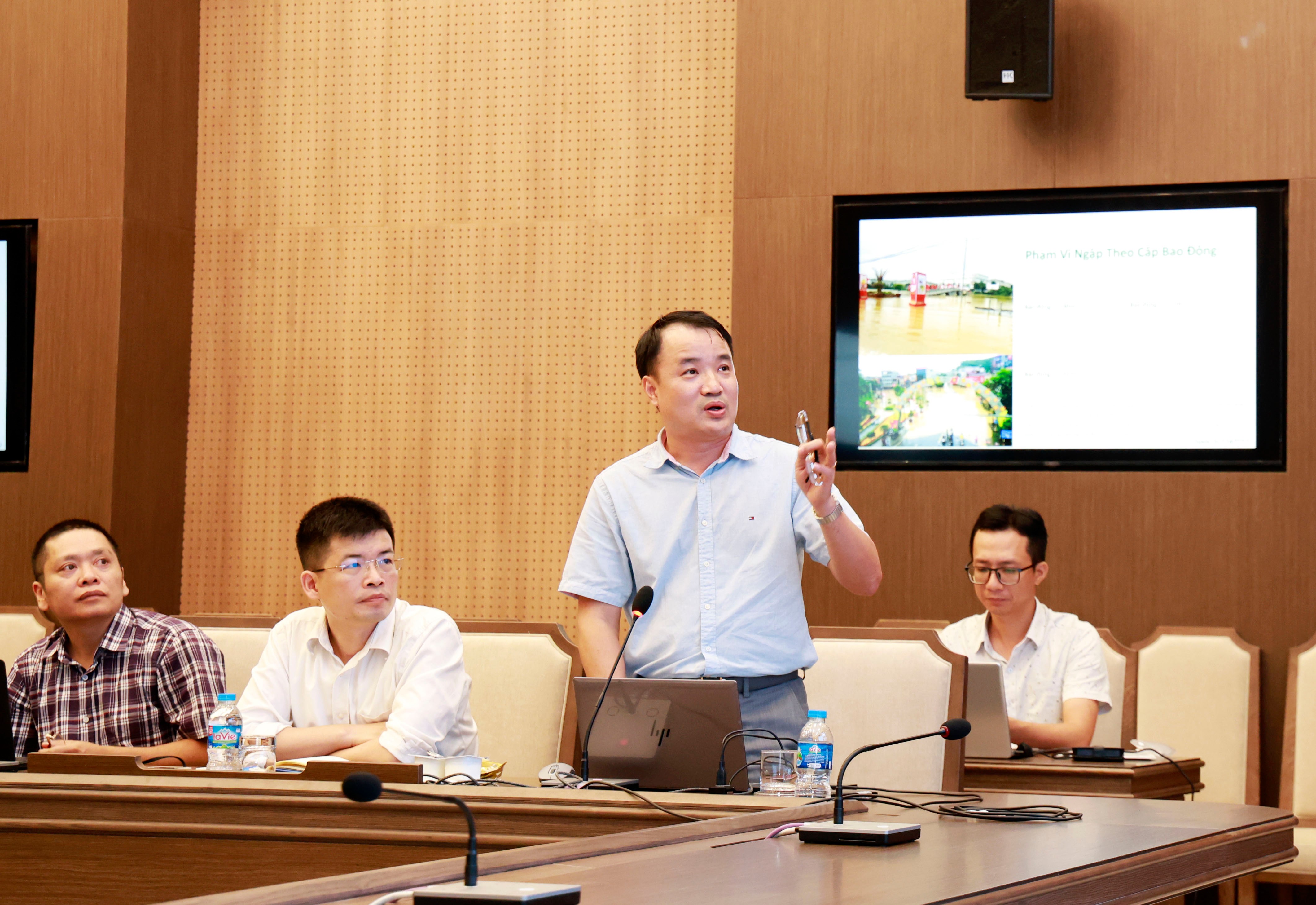 Đại diện đơn vị tư vấn thuyết trình phương án chống ngập, úng tại một số phường, xã ven sông Hồng 060a8033.jpg