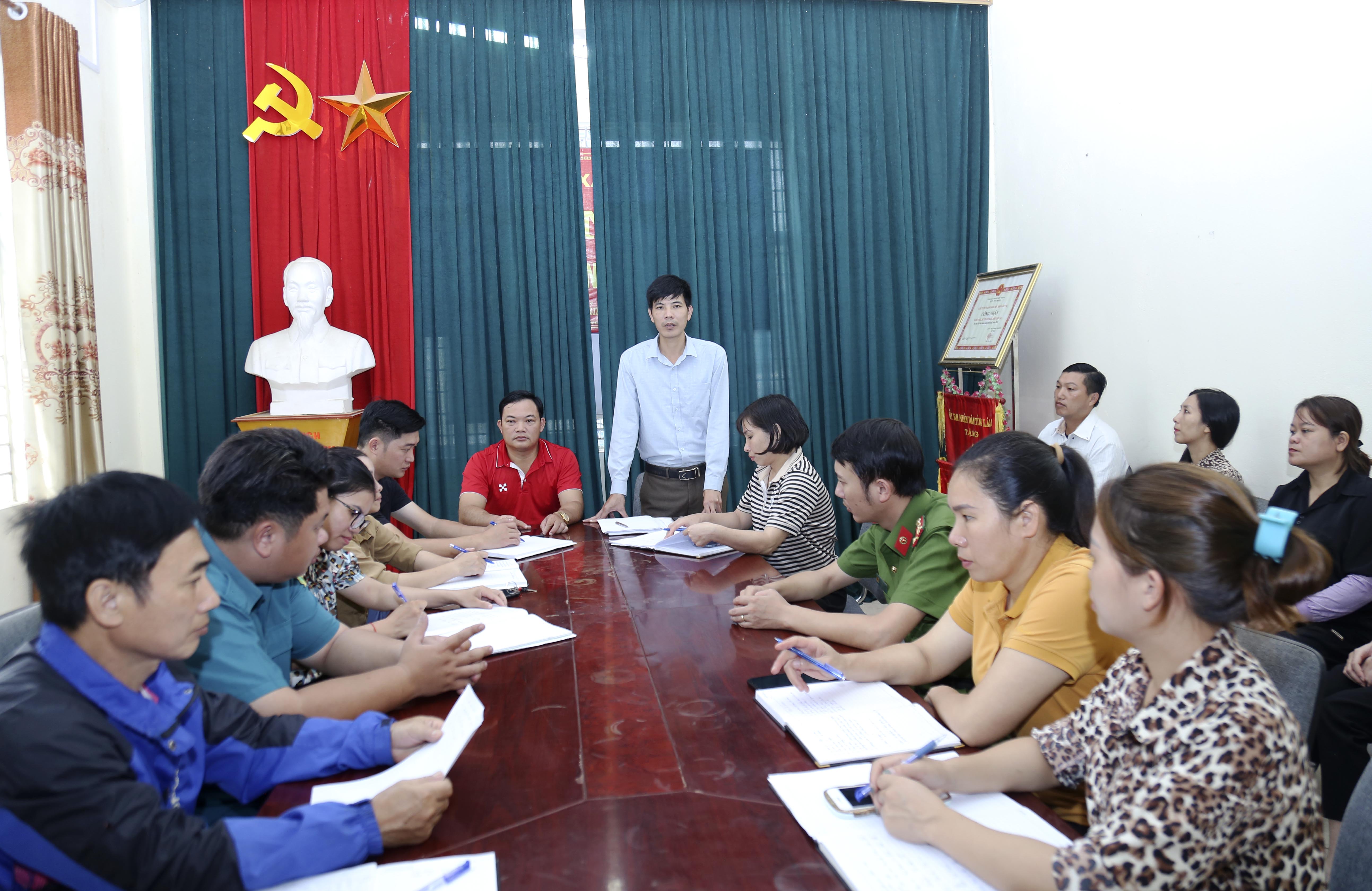 Sáng sớm 12/9, Thường trực Đảng ủy, UBND xã Bản Xèo họp triển khai giao nhiệm vụ cho các tổ công tác tới những thôn còn bị chia cắt, cô lập để nắm tình hình, giúp đỡ người dân. IMG_4593.JPG