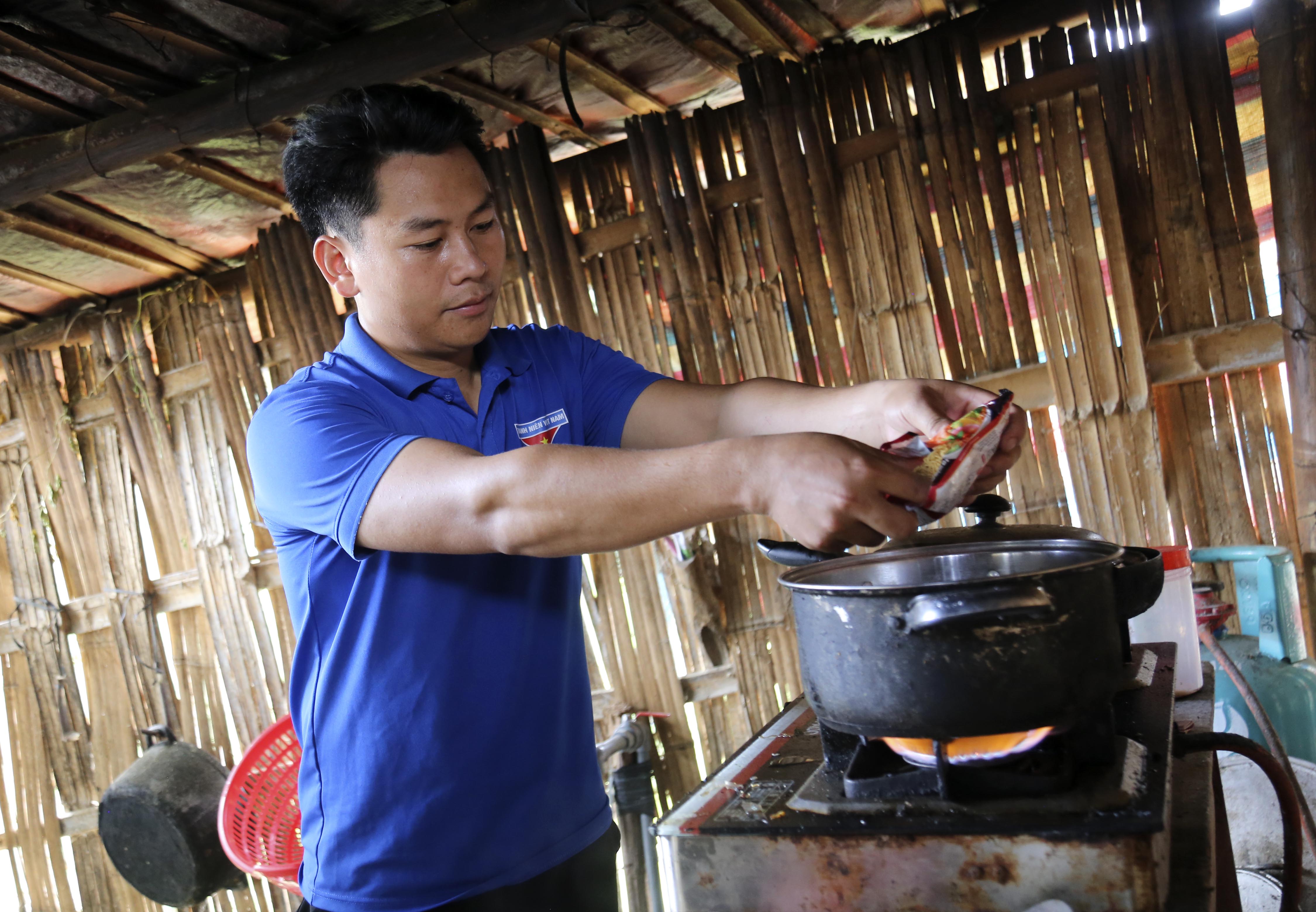 Anh Chảo Láo Tả chuẩn bị cho bữa trưa ngày 12/9. IMG_5024.JPG