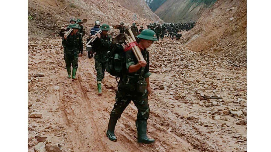 Hoàn thành nhiệm vụ mà Đảng, Nhân dân giao phó, các anh trở về đơn vị để tiếp tục rèn luyện, bồi dưỡng tinh thần "vì nước quên thân, vì dân phục vụ". Ảnh: Hữu Đức. z7093559669449-07cb03d450b313a3f5a4aa4537f5ea1d.jpg