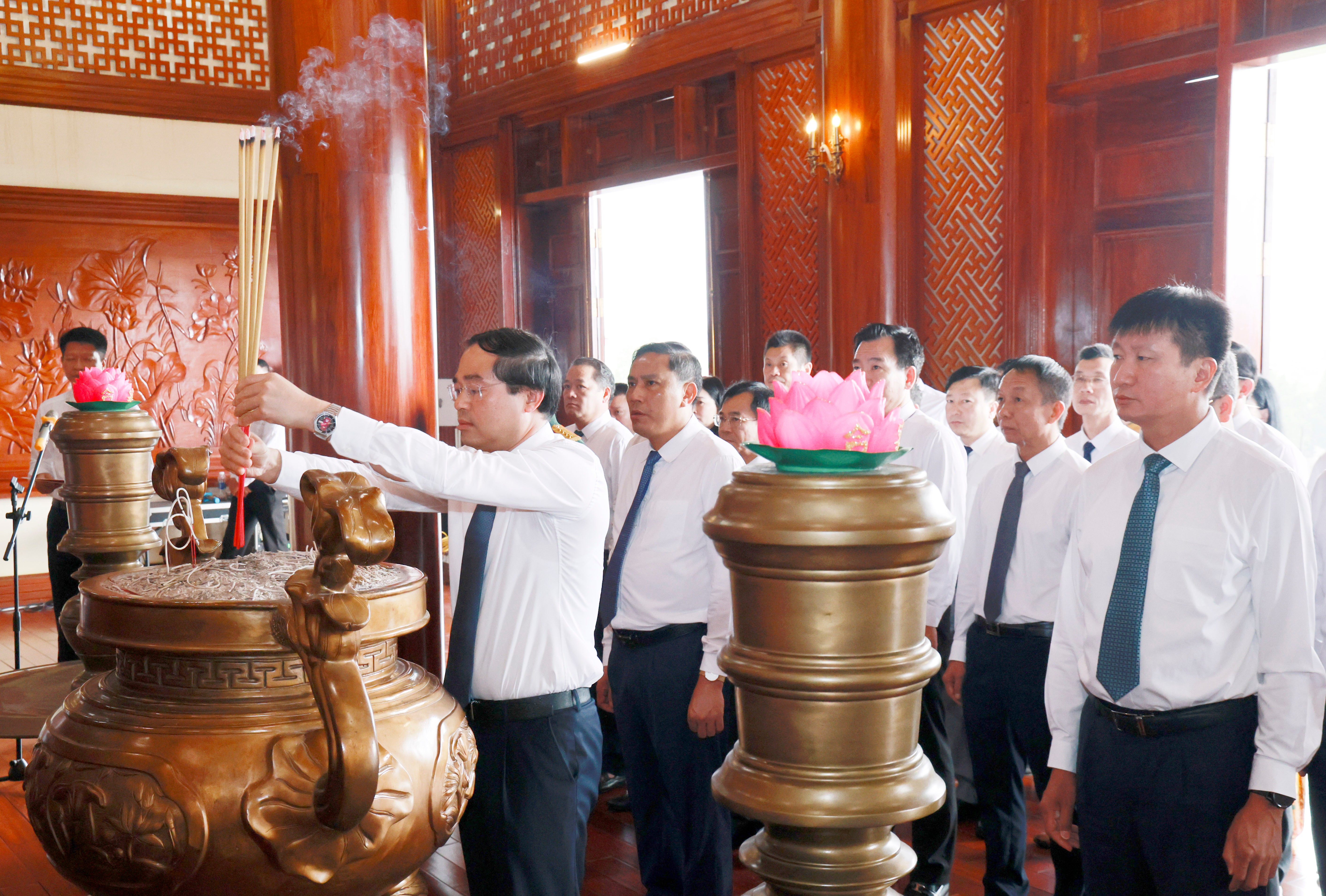 Đồng chí Trịnh Xuân Trường - Bí thư Tỉnh ủy, Chủ tịch HĐND tỉnh dâng hương tưởng niệm Chủ tịch Hồ Chí Minh. 060a6055.jpg