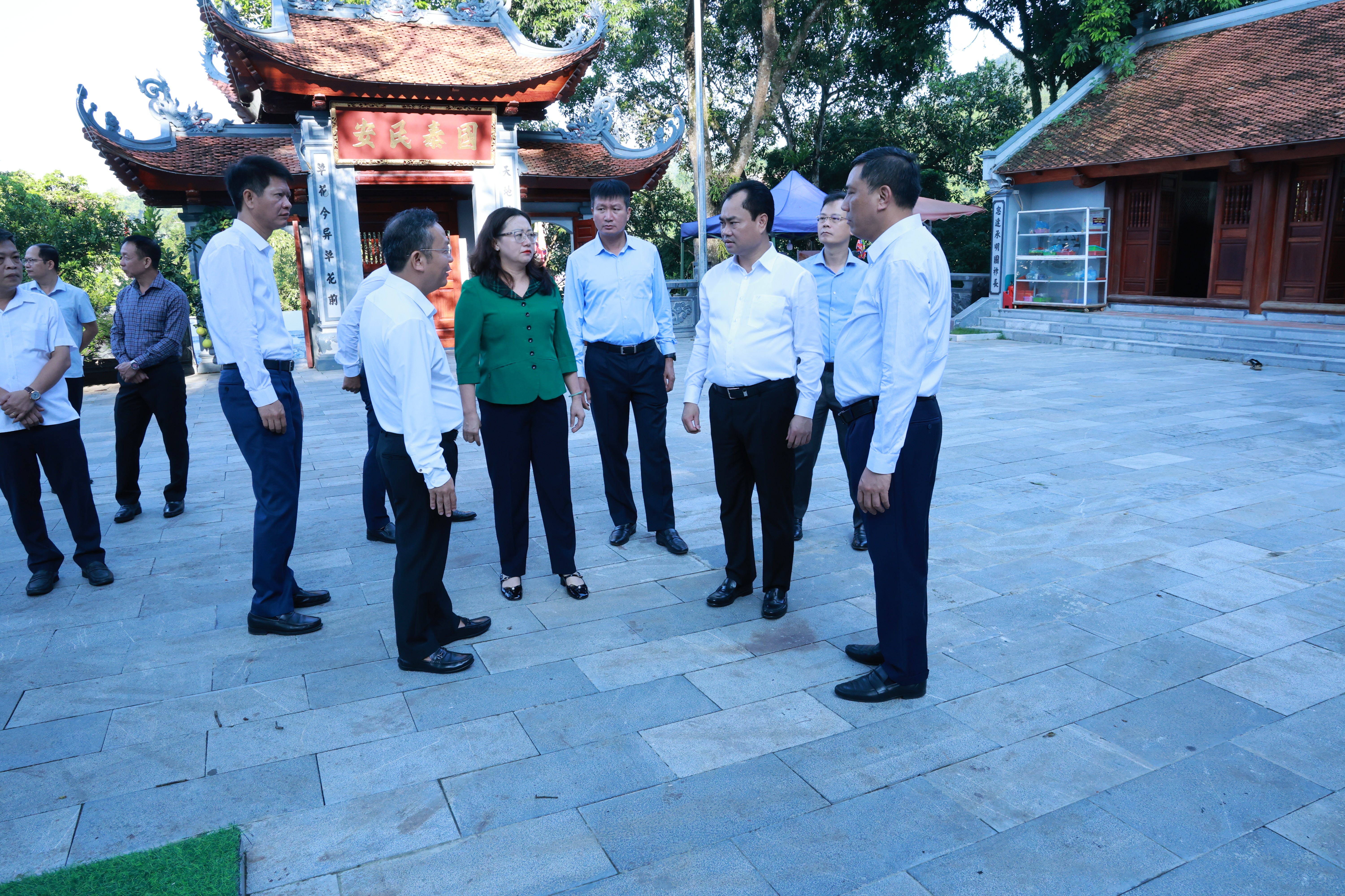 Các đồng chí lãnh đạo tỉnh nghe cán bộ địa phương báo cáo tiến độ triển khai Dự án quần thể du lịch đền Thượng và khu phụ trợ Cửa khẩu quốc tế Lào Cai. 060a0271.jpg