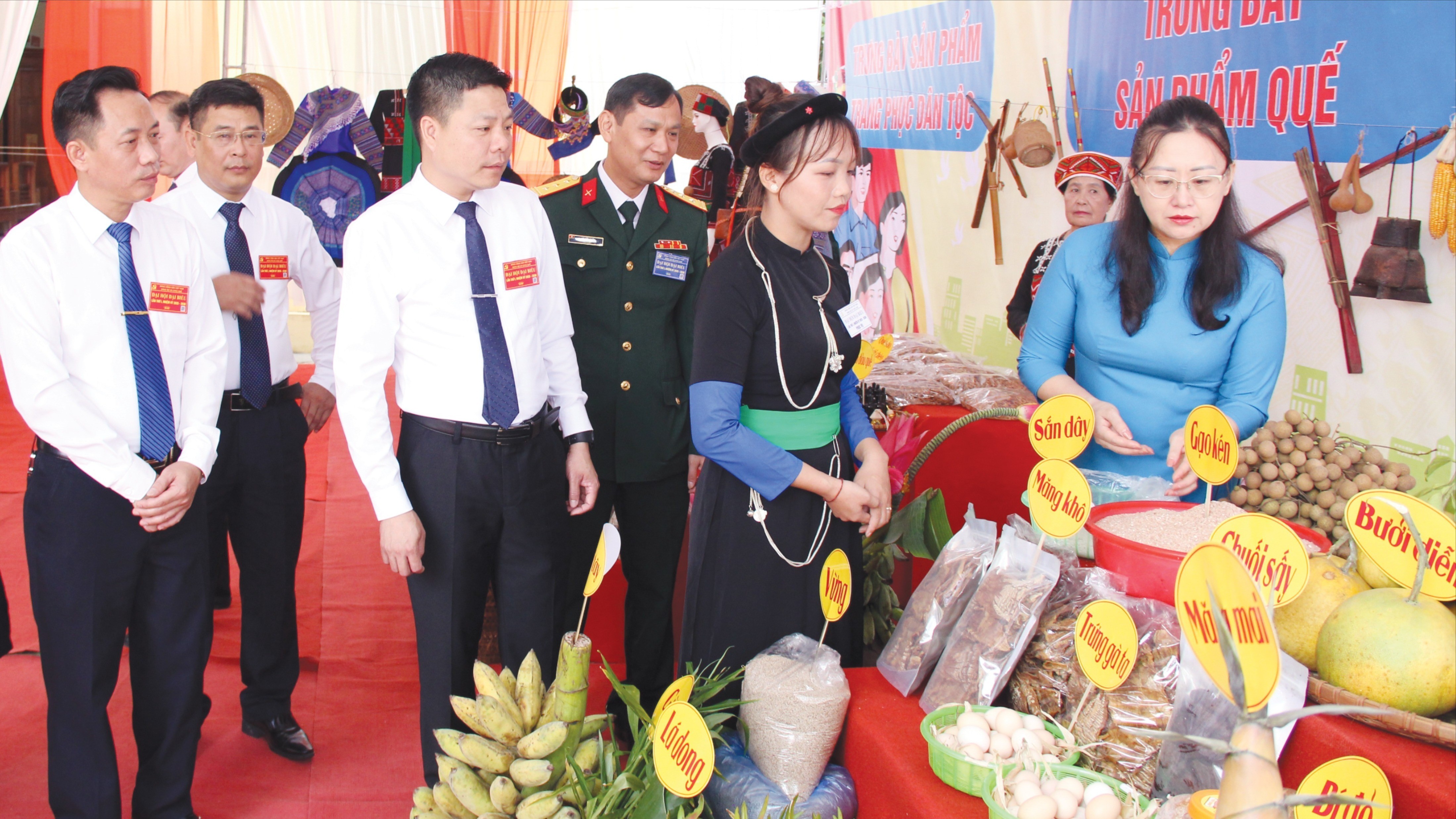 Đồng chí Giàng Thị Dung - Phó Bí thư Tỉnh ủy, Chủ tịch Ủy ban MTTQ Việt Nam tỉnh Lào Cai tham quan mô hình sản phẩm OCOP tại các địa phương và trò chuyện với cán bộ cơ sở bên thềm một đại hội đảng bộ cấp xã, nhiệm kỳ 2025 - 2030. 12-7823.jpg