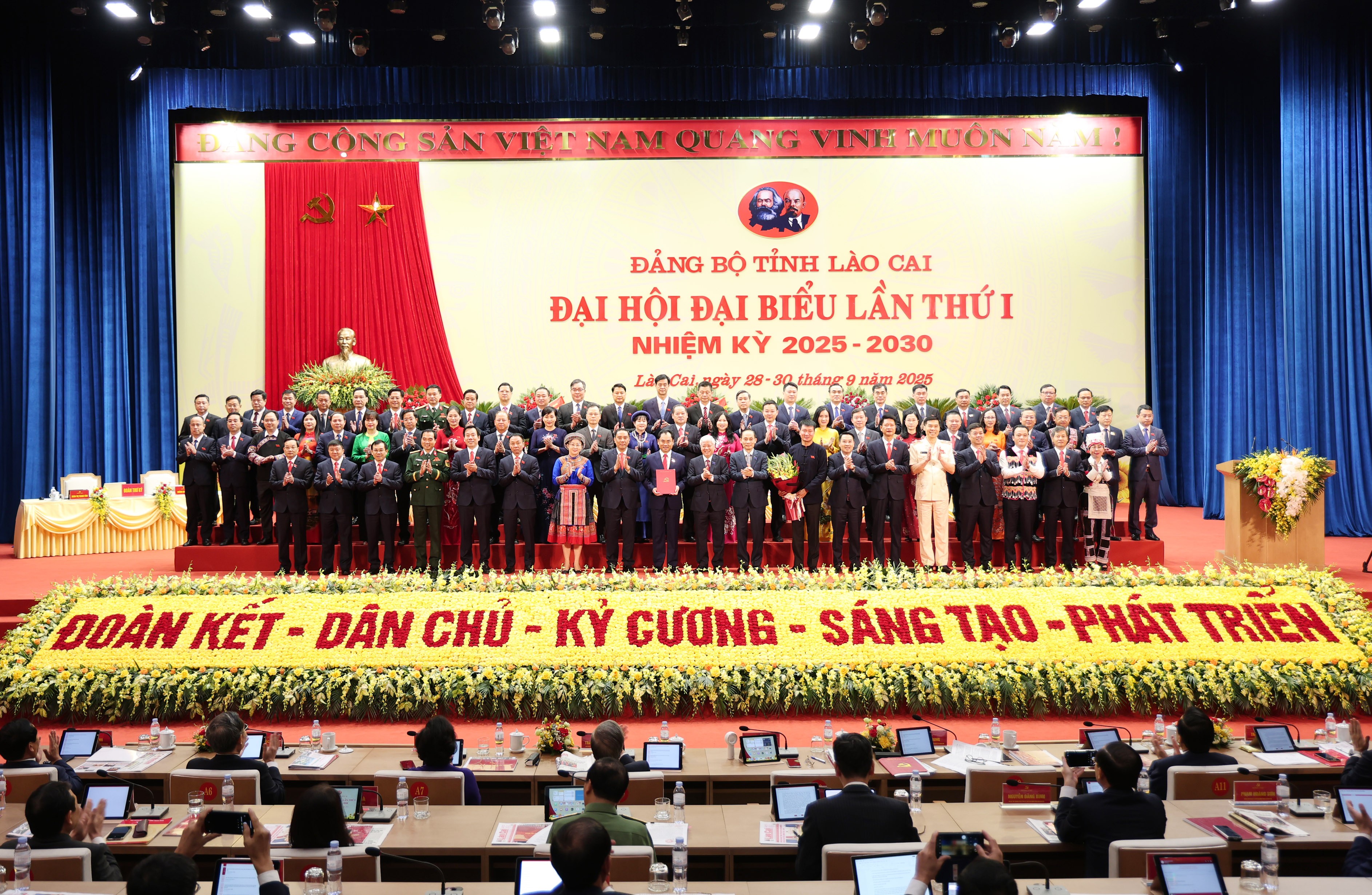 Ban Chấp hành Đảng bộ tỉnh nhiệm kỳ 2025-2030 ra mắt Đại hội. img-2843.jpg