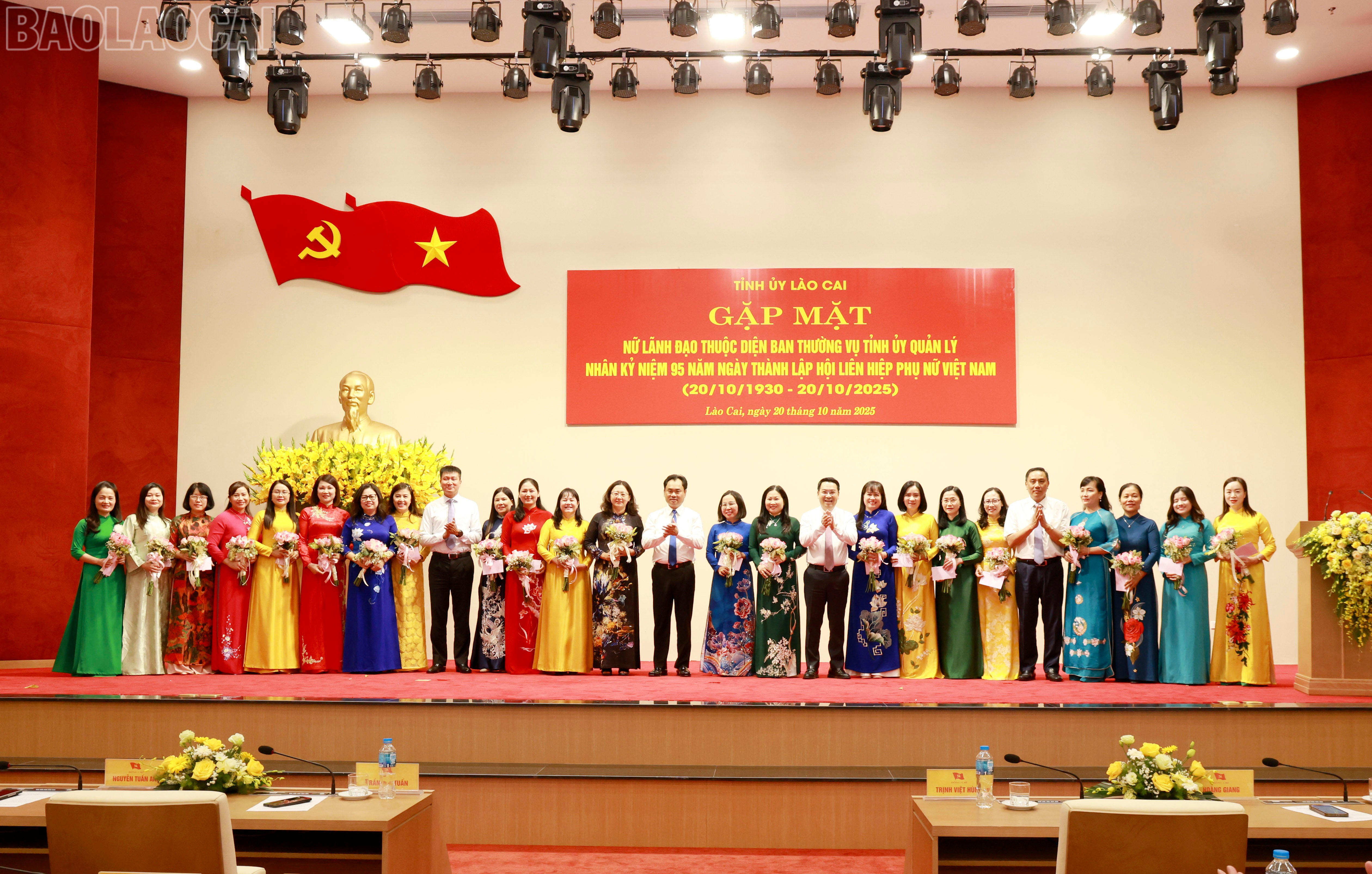 Các đồng chí Thường trực Tỉnh ủy tặng hoa chúc mừng các nữ lãnh đạo của tỉnh. baolaocai-tl_060a9466.jpg