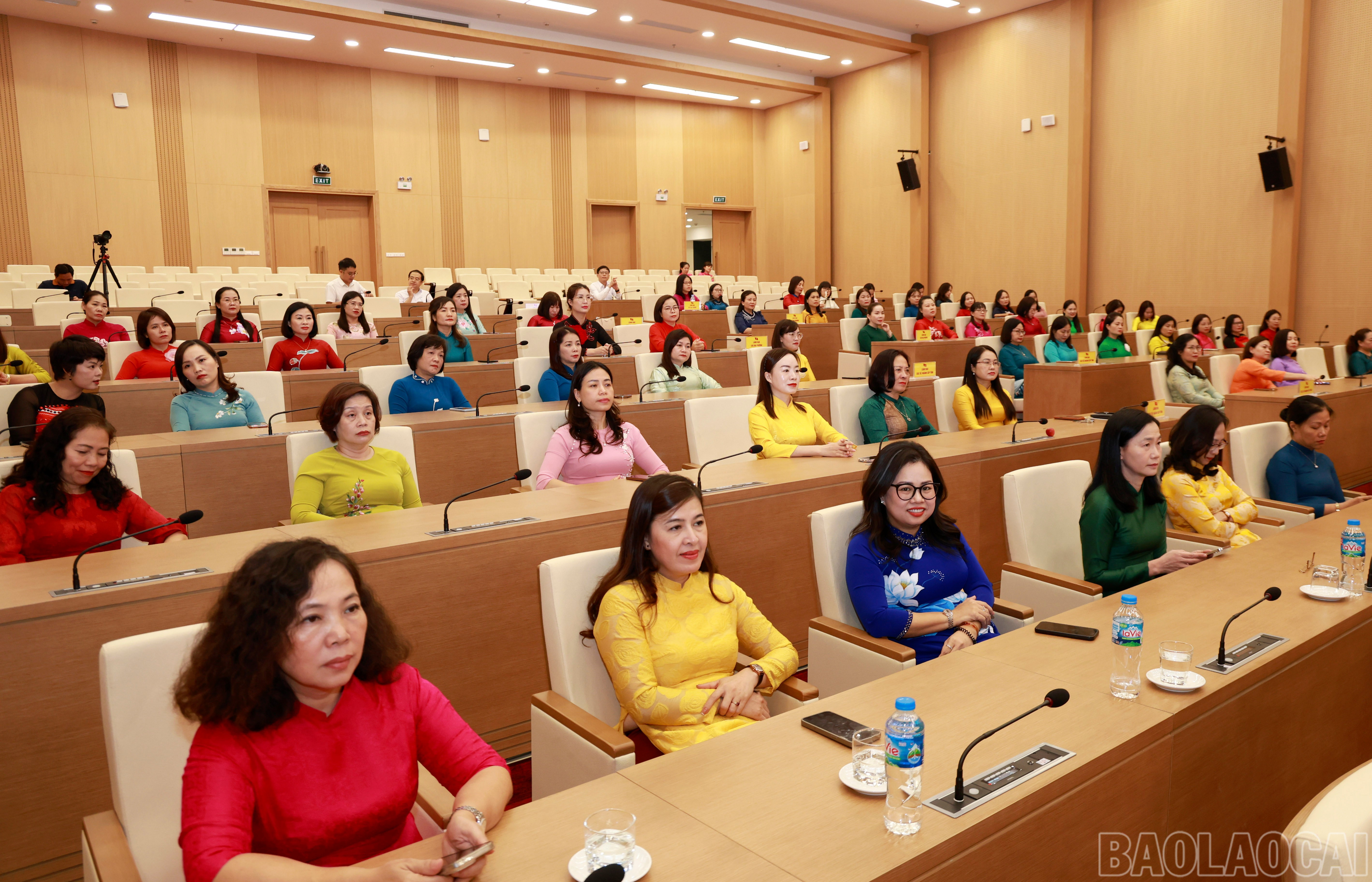 82 đại biểu lãnh đạo nữ tham dự buổi gặp mặt. baolaocai-br_060a9370.jpg