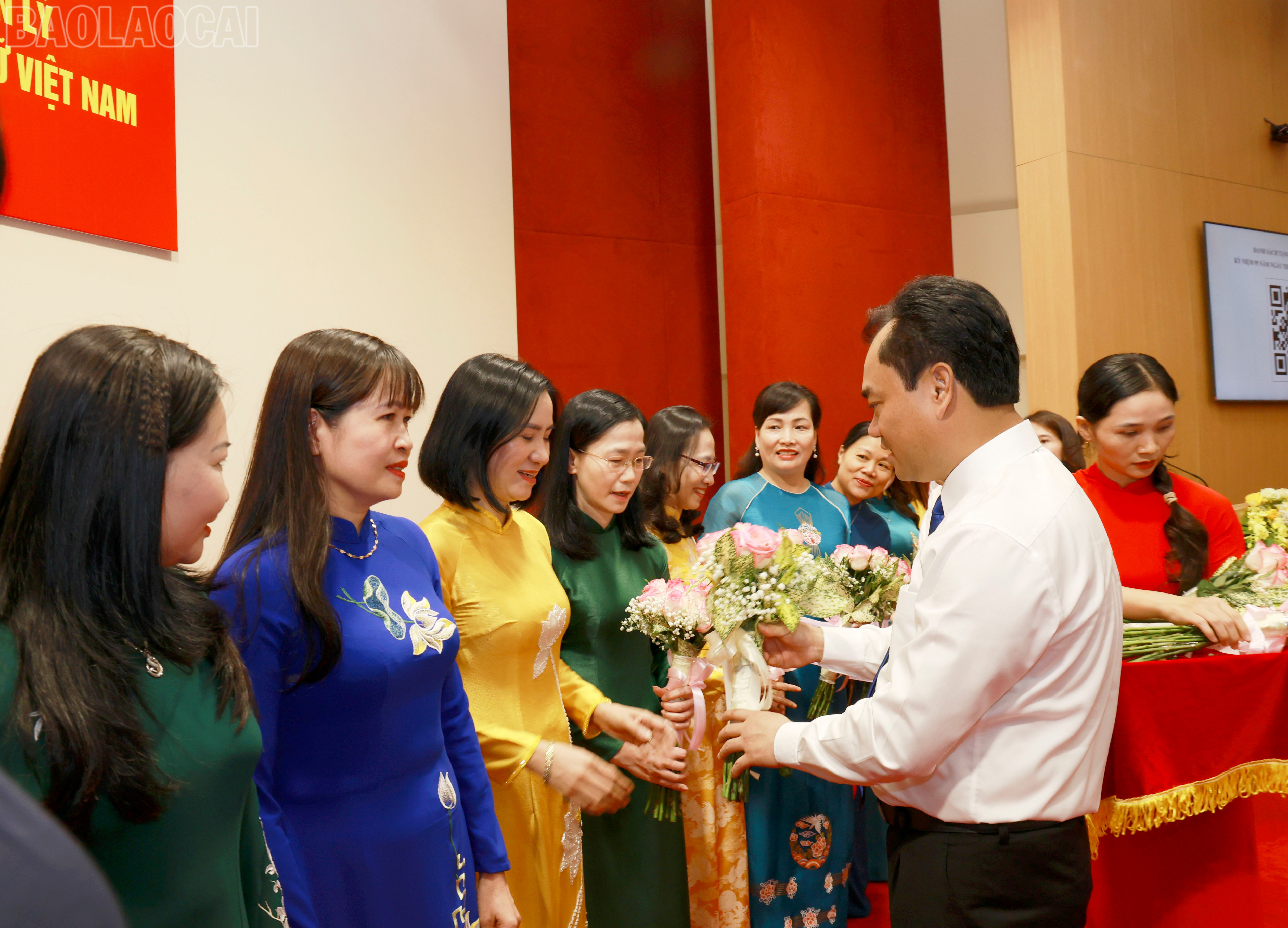 Đồng chí Bí thư Tỉnh ủy Trịnh Việt Hùng tặng hoa các nữ lãnh đạo. baolaocai-tl_060a9453.jpg