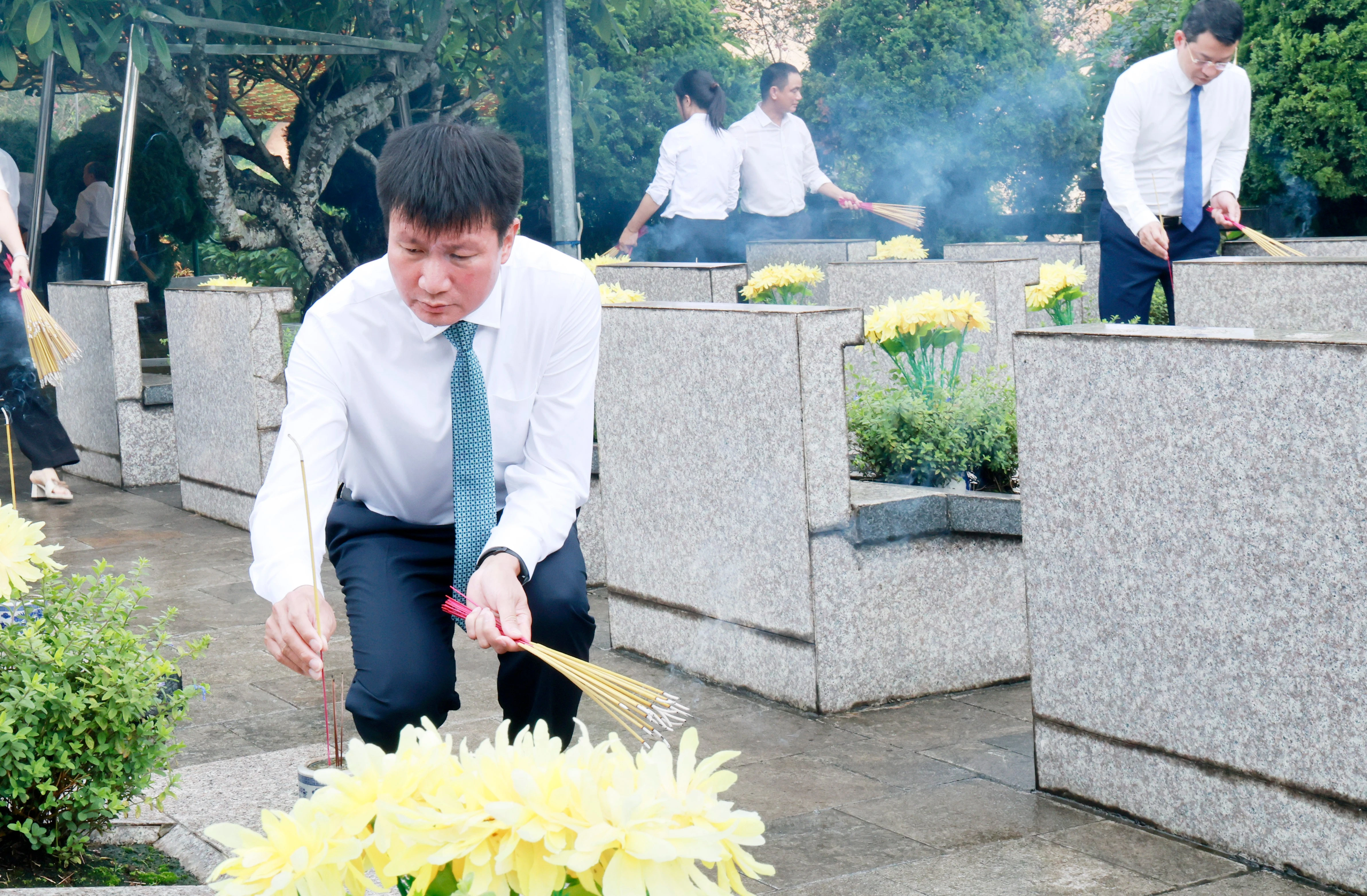 Đồng chí Trần Huy Tuấn - Phó Bí thư Tỉnh ủy, Chủ tịch UBND tỉnh thắp hương tưởng niệm các anh hùng, liệt sĩ.