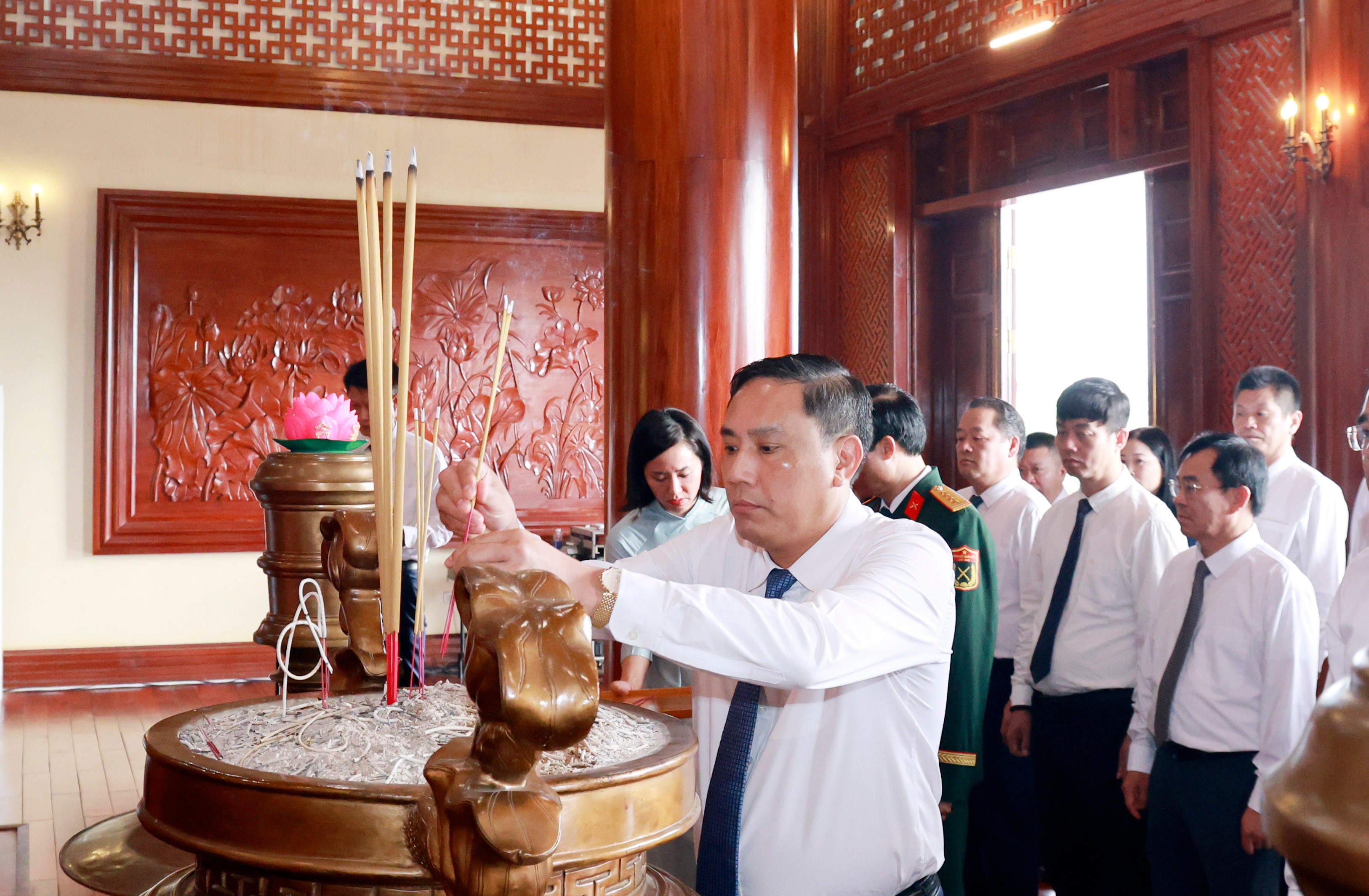 Đồng chí Hoàng Giang - Phó Bí thư Thường trực Tỉnh ủy dâng hương tại Khu tưởng niệm Chủ tịch Hồ Chí Minh. 060a6080.jpg