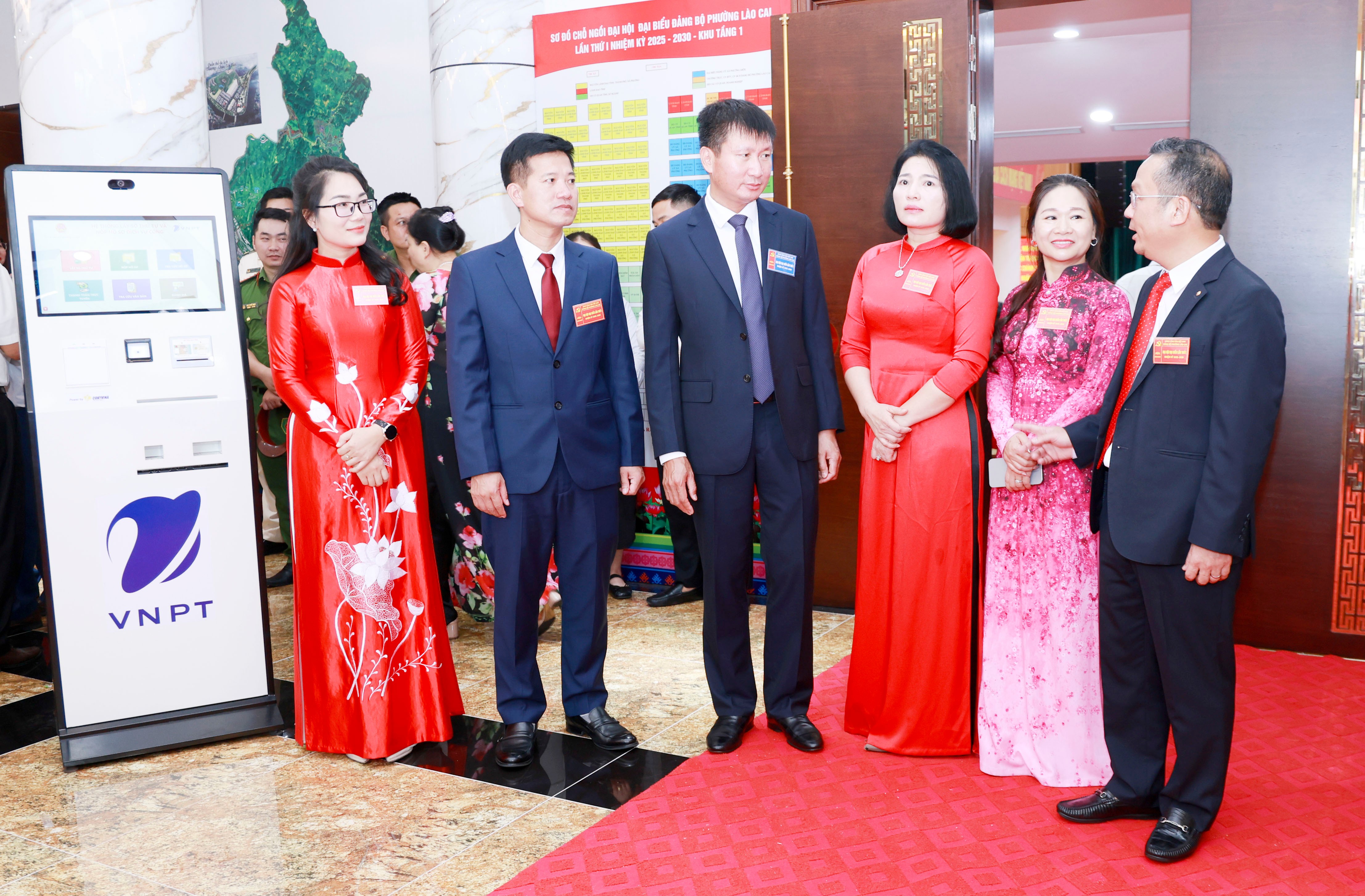 Đồng chí Chủ tịch UBND tỉnh Trần Huy Tuấn trò chuyện với cán bộ chủ chốt và doanh nghiệp phường Lào Cai. 060a4808.jpg