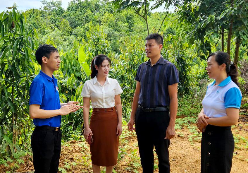 Cán bộ xã Xuân Quang trao đổi kinh nghiệm làm công tác dân vận. z5709451222048_3585dc8bfd6bda0dde03d076bc4693fd.jpg