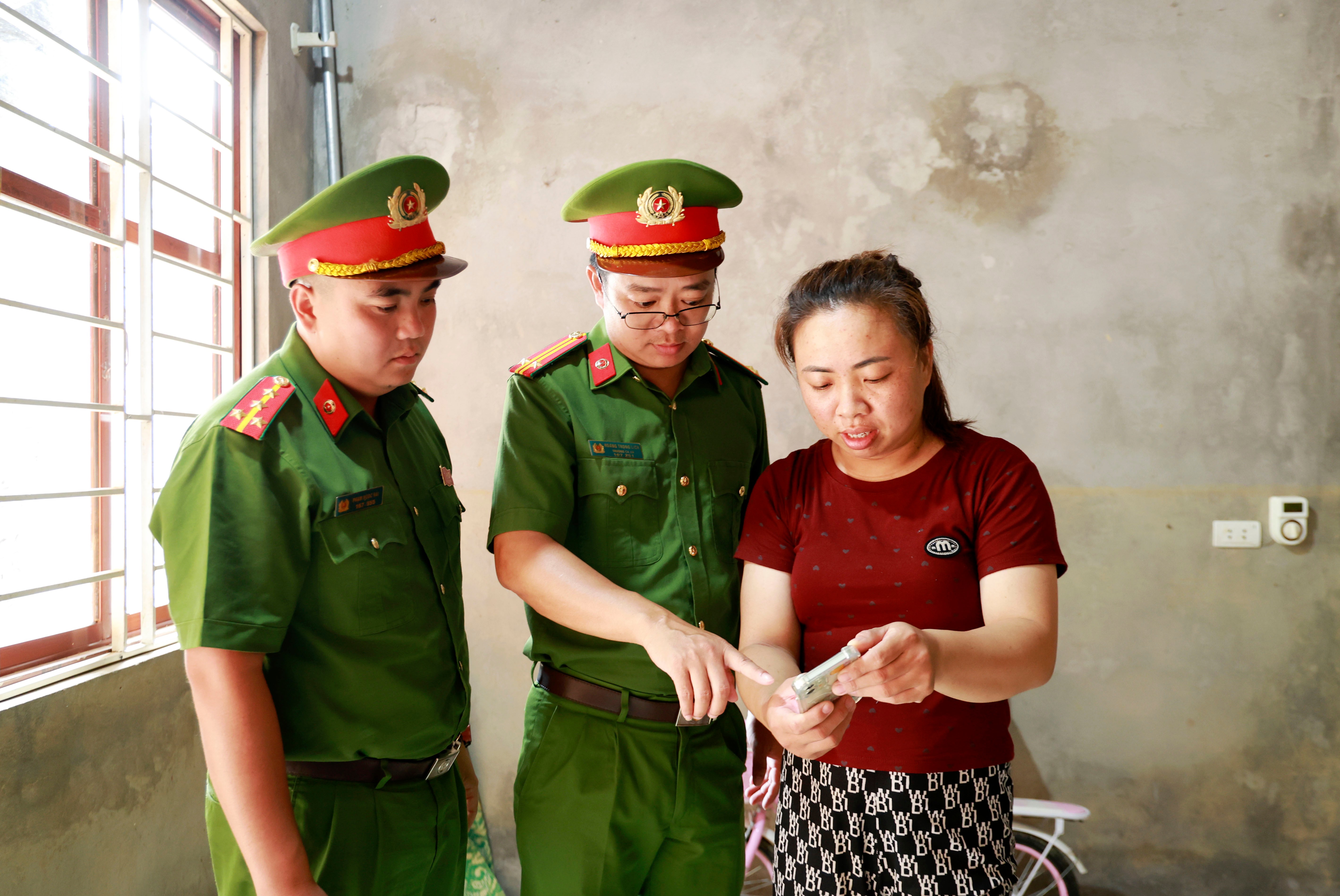 Đại úy Phạm Ngọc Hải (đứng giữa) cùng chỉ huy xem lại cảnh lũ dâng tại xã Việt Hồng. 060a8372.jpg