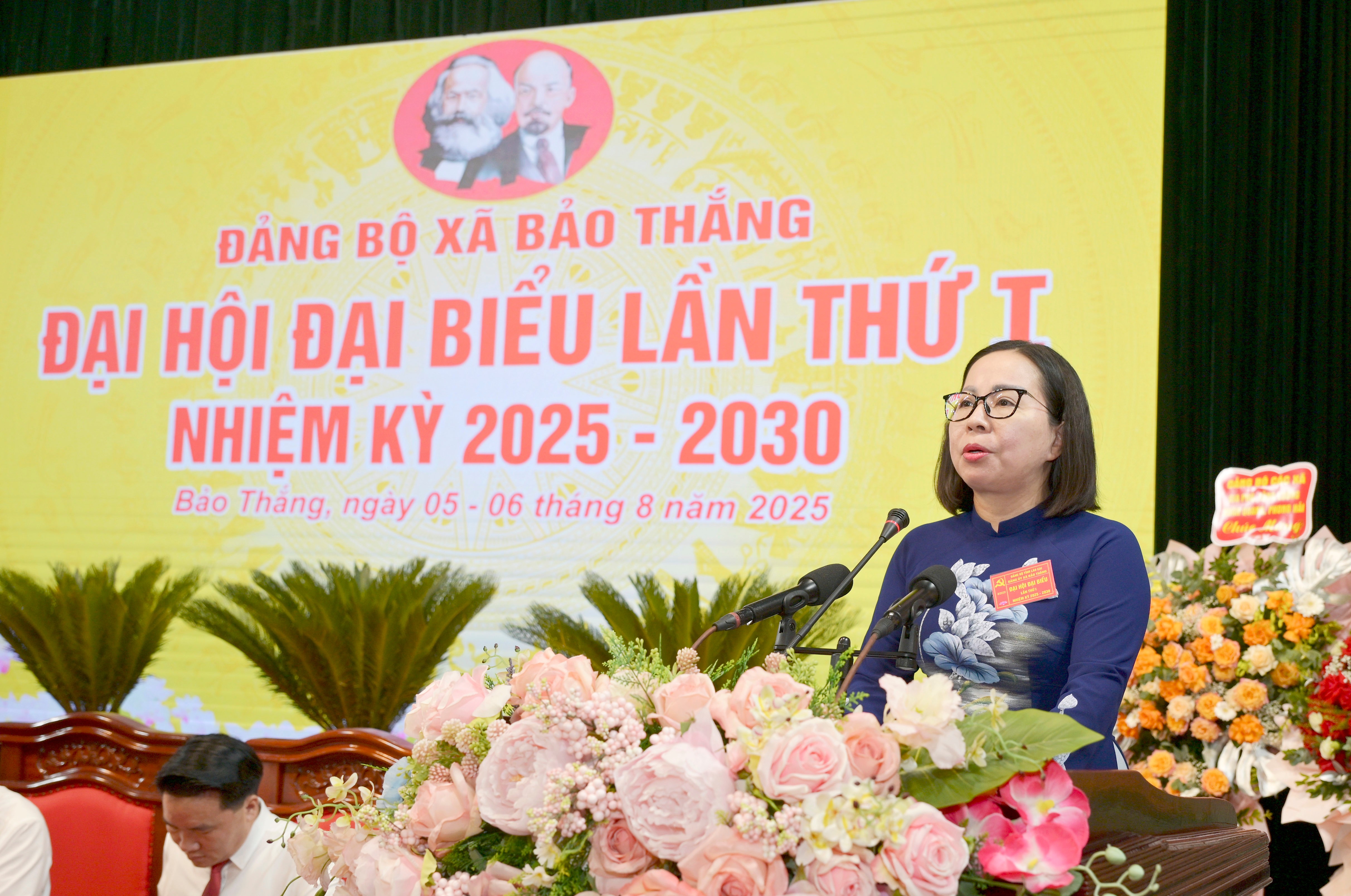 Đồng chí Lý Thị Vinh, Ủy viên Ban Thường vụ Tỉnh ủy, Bí thư Đảng ủy xã Bảo Thắng phát biểu tại phiên khai mạc đại hội. hat-0886.jpg
