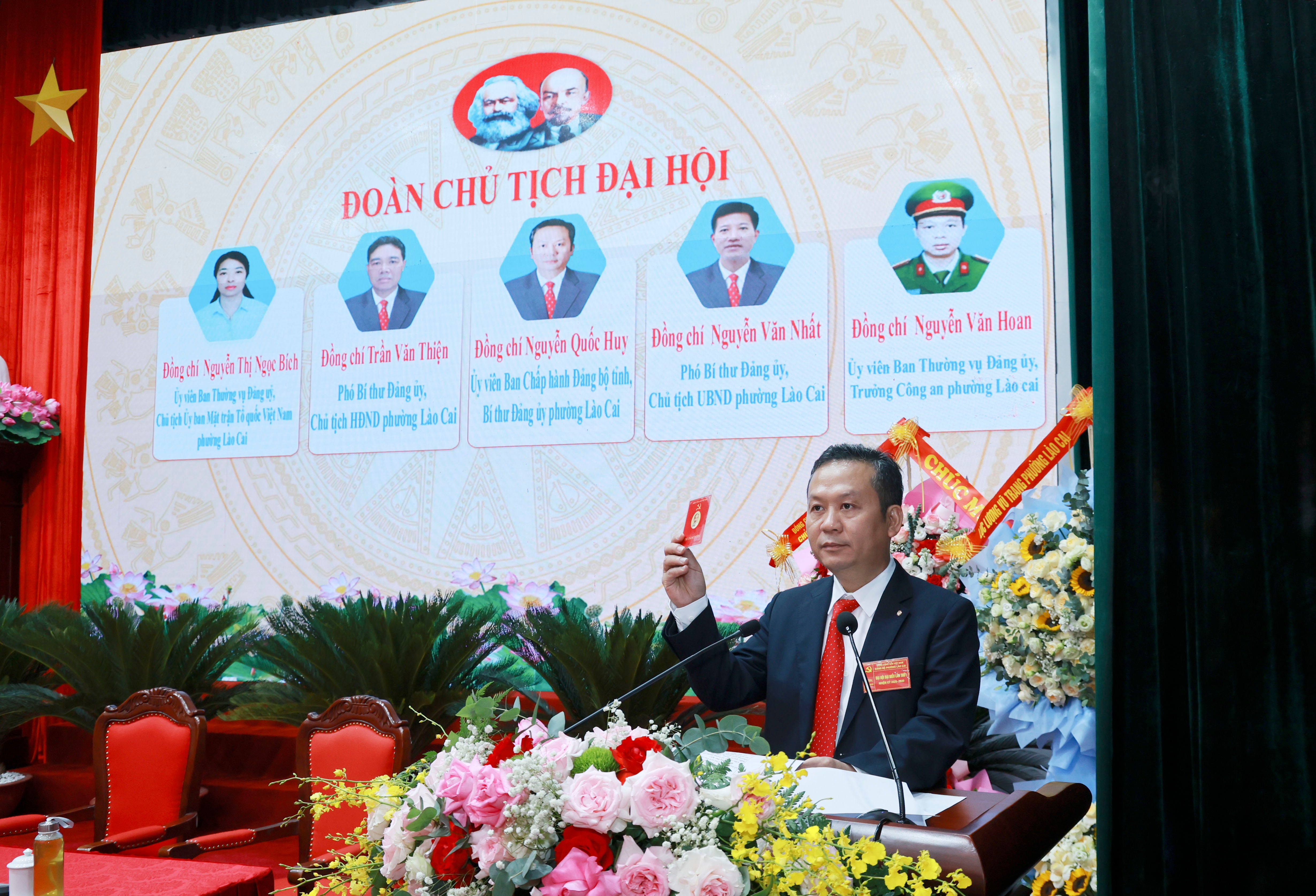 Đồng chí Nguyễn Quốc Huy, Bí thư Đảng ủy phường Lào Cai tại phiên khai mạc đại hội. 060a4437.jpg