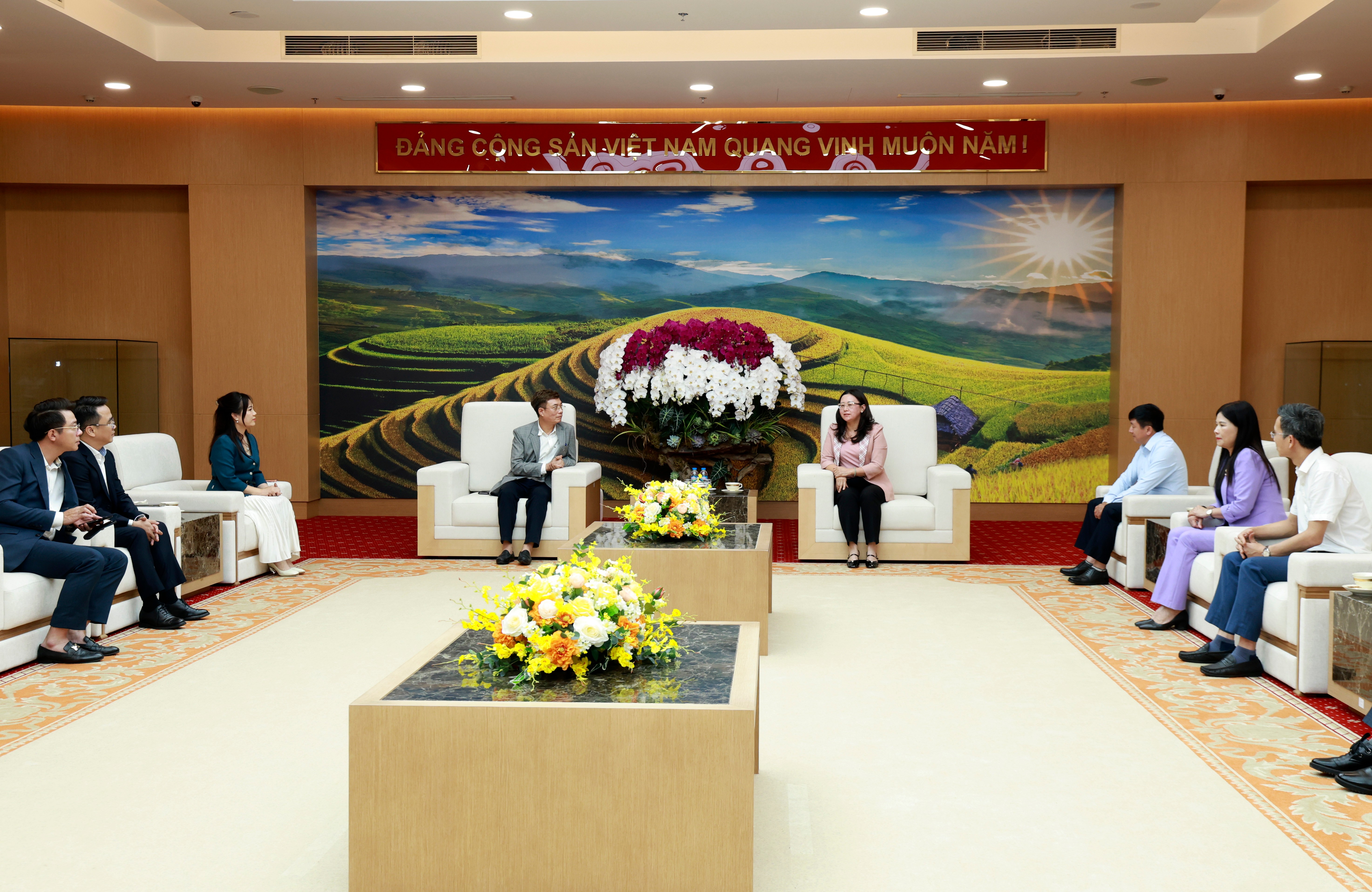 Quang cảnh buổi tiếp nhận tài trợ. 060a1002.jpg