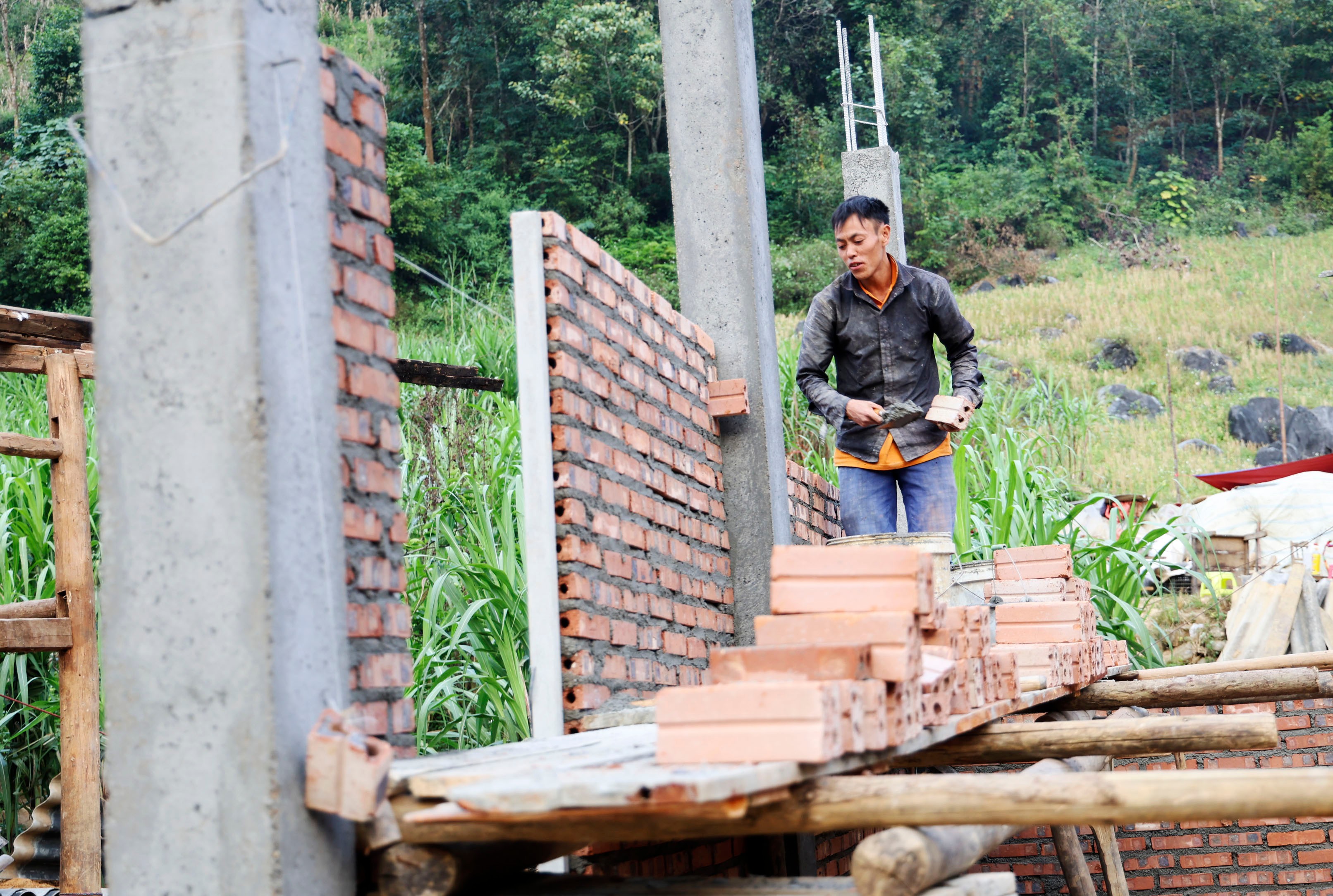Người dân xã Sín Chéng, huyện Si Ma Cai đối ứng xây dựng nhà ở kiên cố. 060a0026.jpg