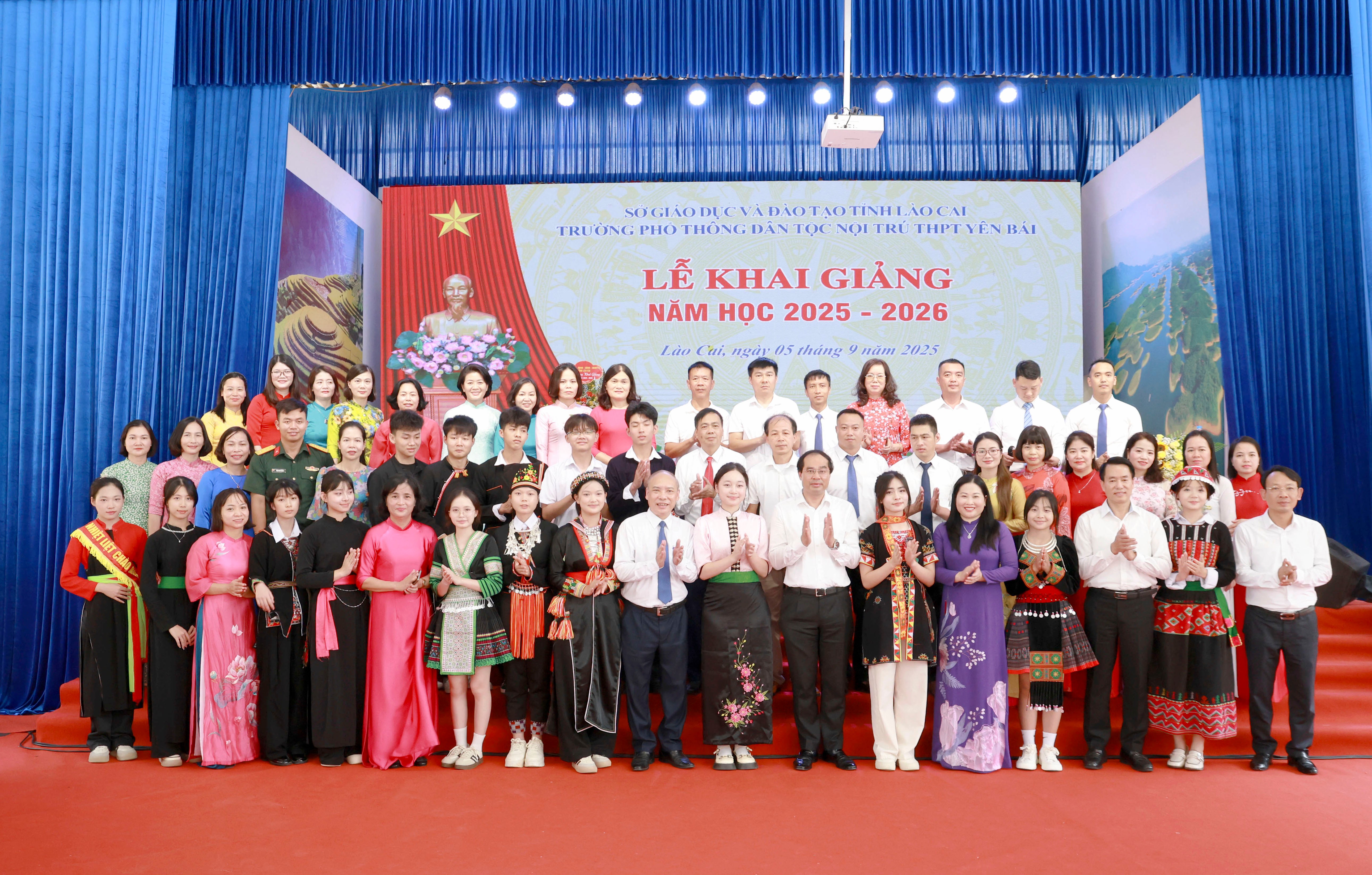 Đồng chí Bí thư Tỉnh ủy và các đồng chí lãnh đạo tỉnh chụp ảnh lưu niệm với cán bộ, giáo viên, học sinh Trường Phổ thông Dân tộc nội trú THPT Yên Bái sáng 05/9. 060a6555.jpg