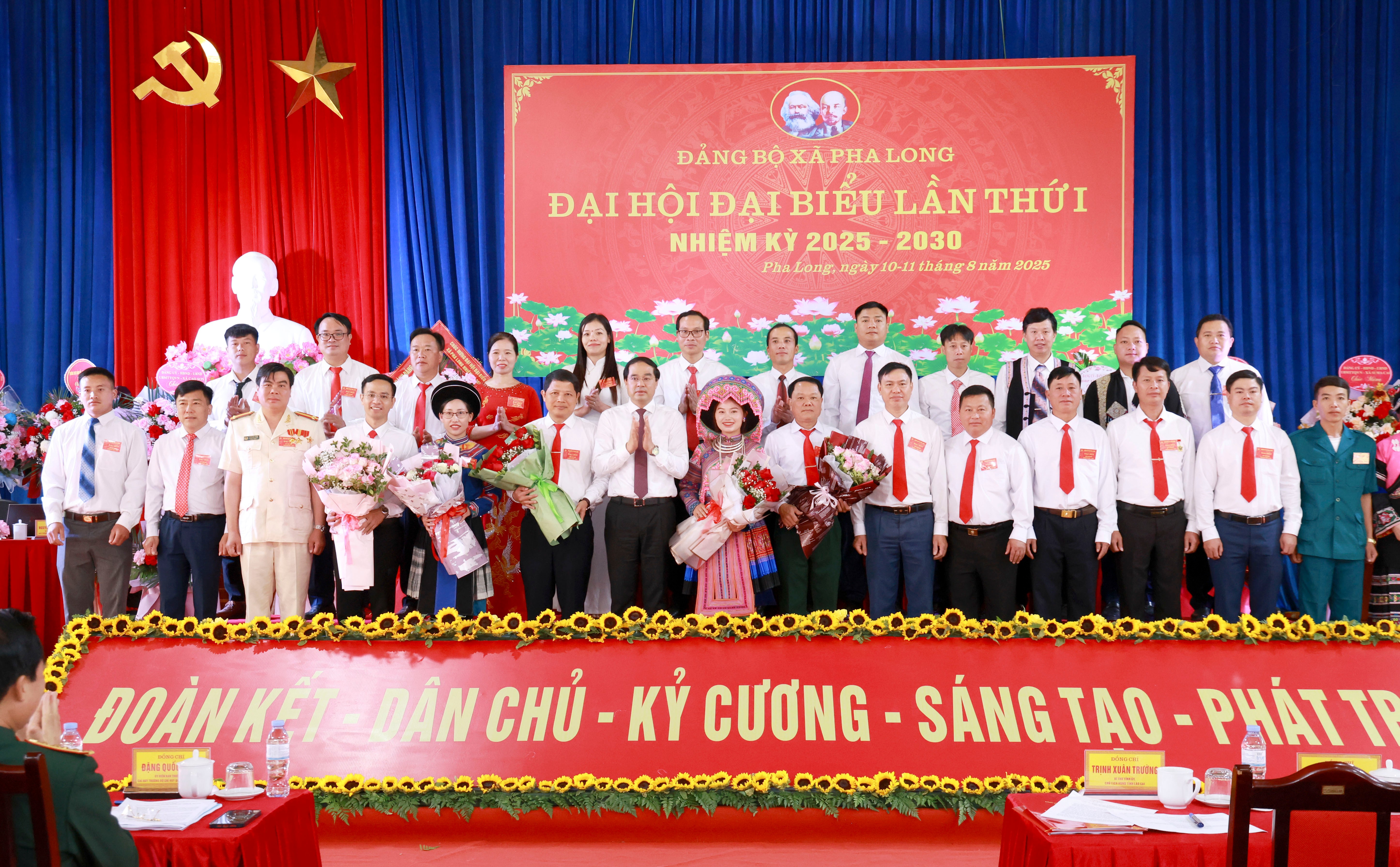 Bí thư Tỉnh ủy Trịnh Xuân Trường tặng hoa chúc mừng Ban Chấp hành Đảng bộ xã Pha Long. 060a5471.jpg