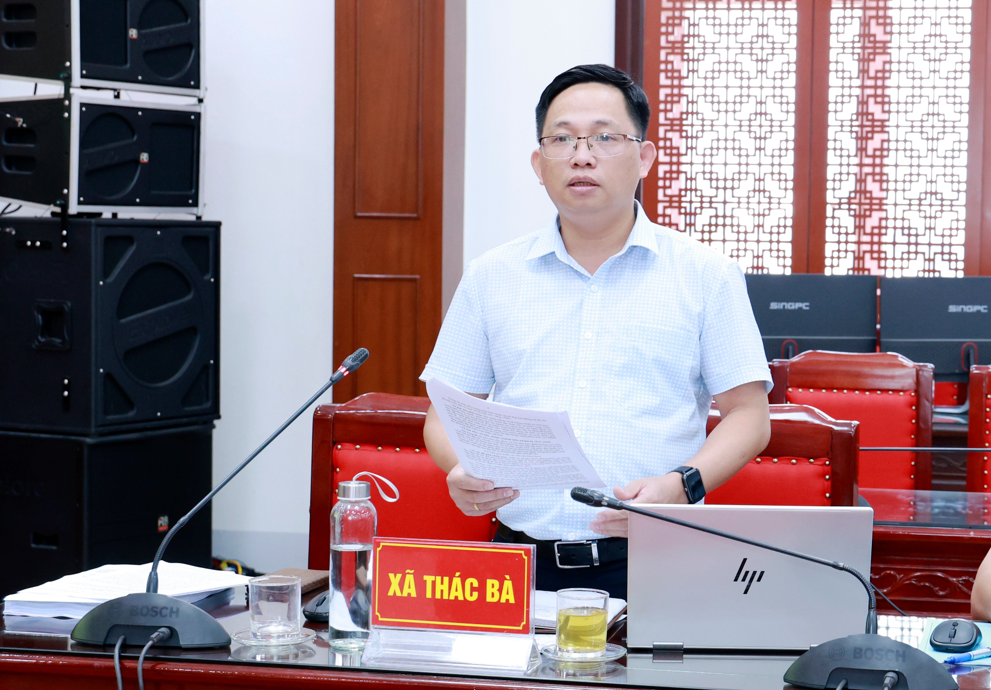 Bí thư Đảng ủy xã Thác Bà báo cáo tình hình tại buổi làm việc. 060a4281.jpg