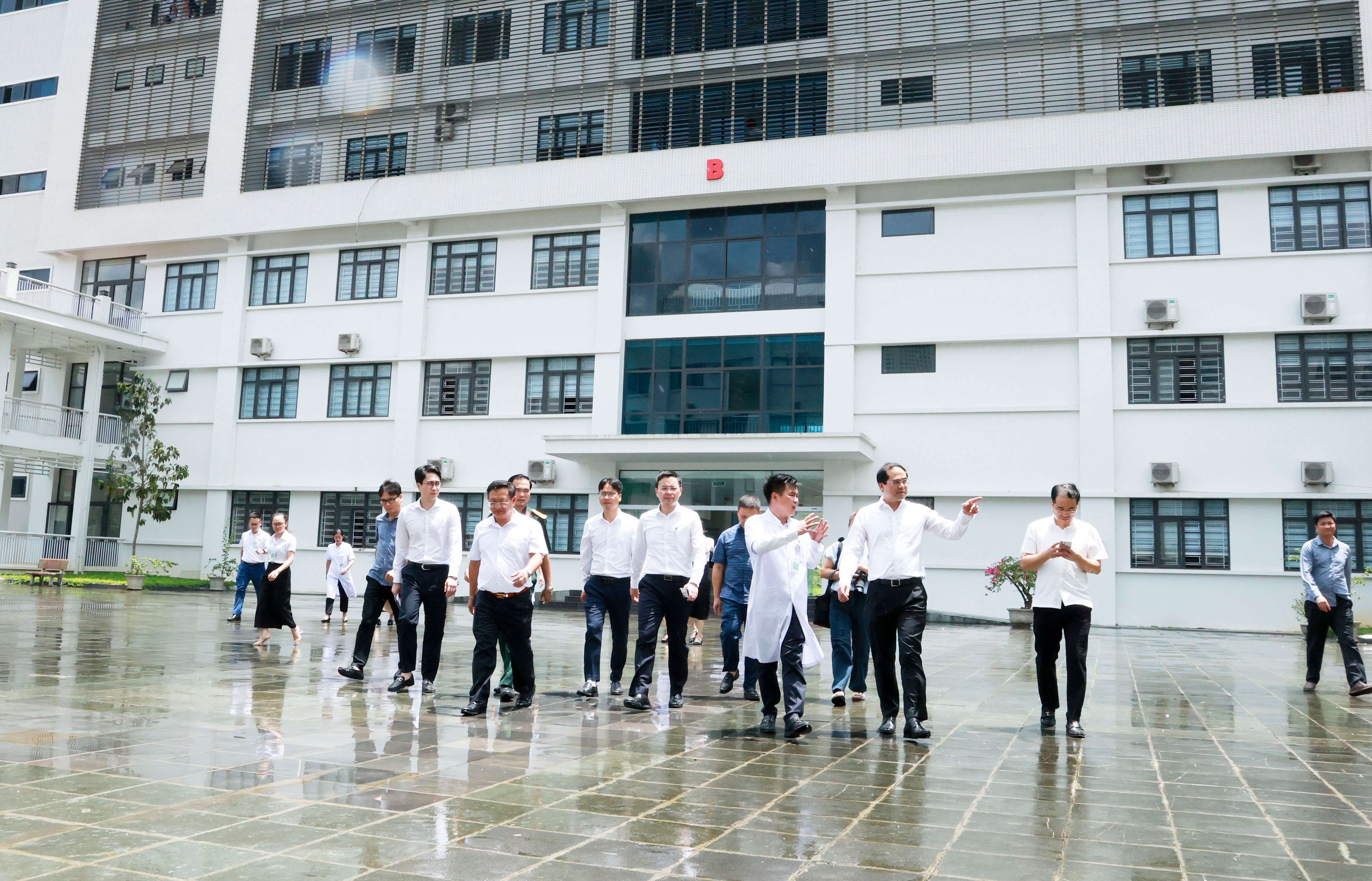 Đồng chí Trịnh Xuân Trường - Bí thư Tỉnh ủy, Chủ tịch HĐND tỉnh thăm Bệnh viện Đa khoa khu vực Mường Khương. 060a5818.jpg