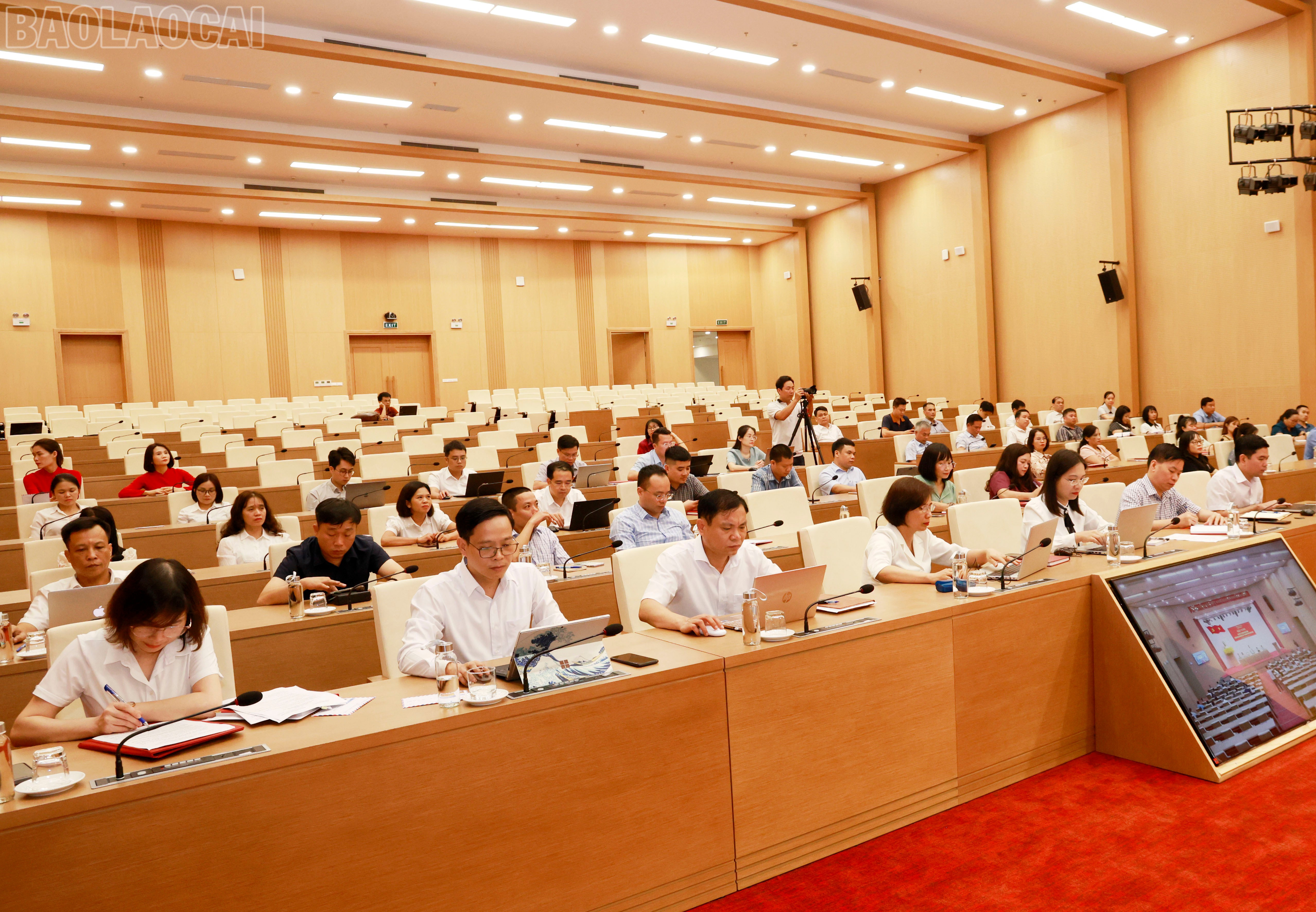 Cán bộ Văn phòng Tỉnh ủy giữ vững phương châm: Trung thành, tận tụy, chuyên nghiệp và sáng tạo. baolaocai-tl_060a7860.jpg