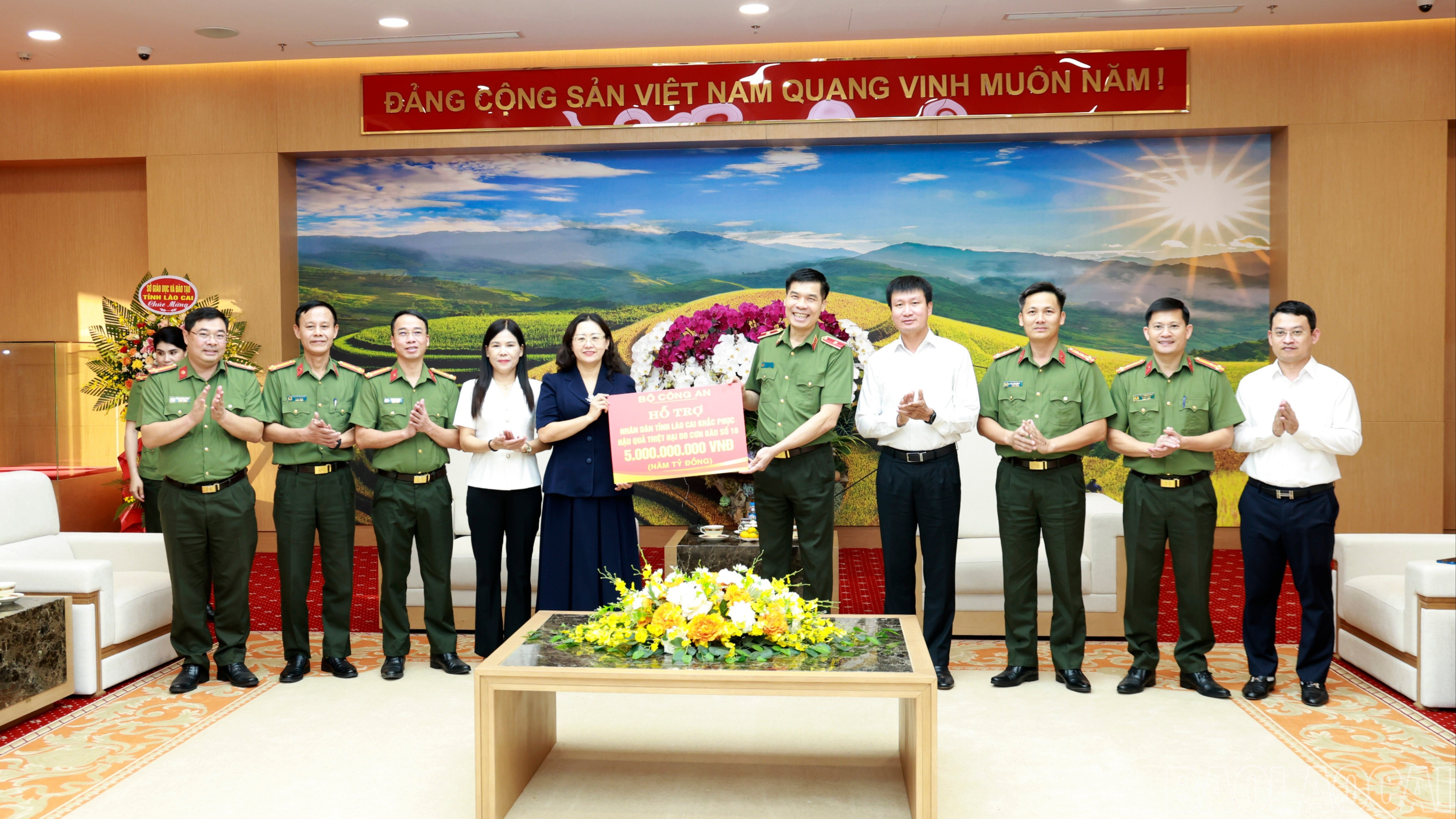 Bộ trưởng Bộ Công an ủy quyền Giám đốc Công an tỉnh Lào Cai hỗ trợ tỉnh Lào Cai 5 tỷ đồng. baolaocai-br_060a8710-2188.jpg