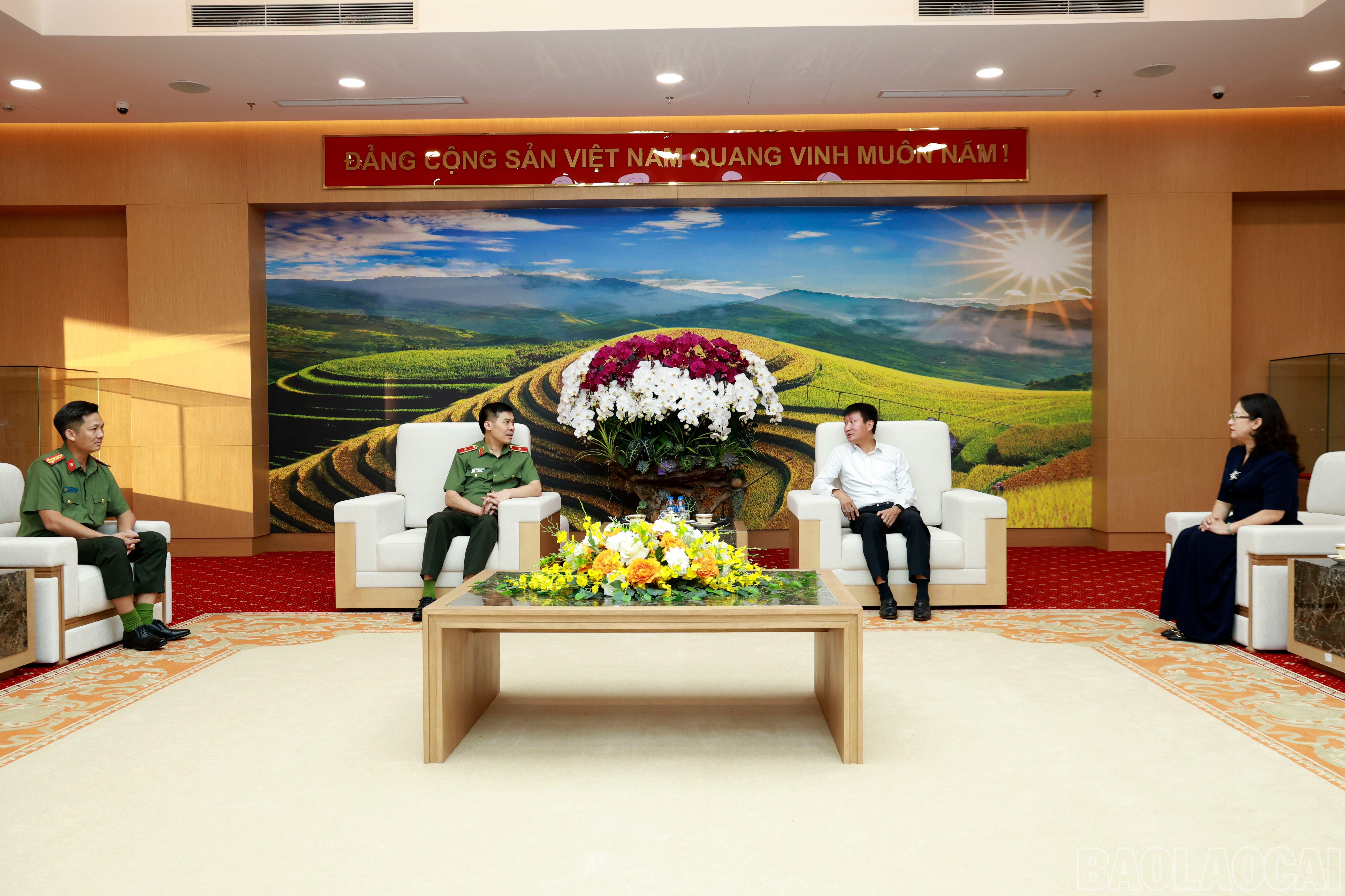 Đồng chí Giám đốc Công an tỉnh gửi lời thăm hỏi của Bộ Công an tới đồng bào vùng lũ Lào Cai. baolaocai-br_060a8757.jpg