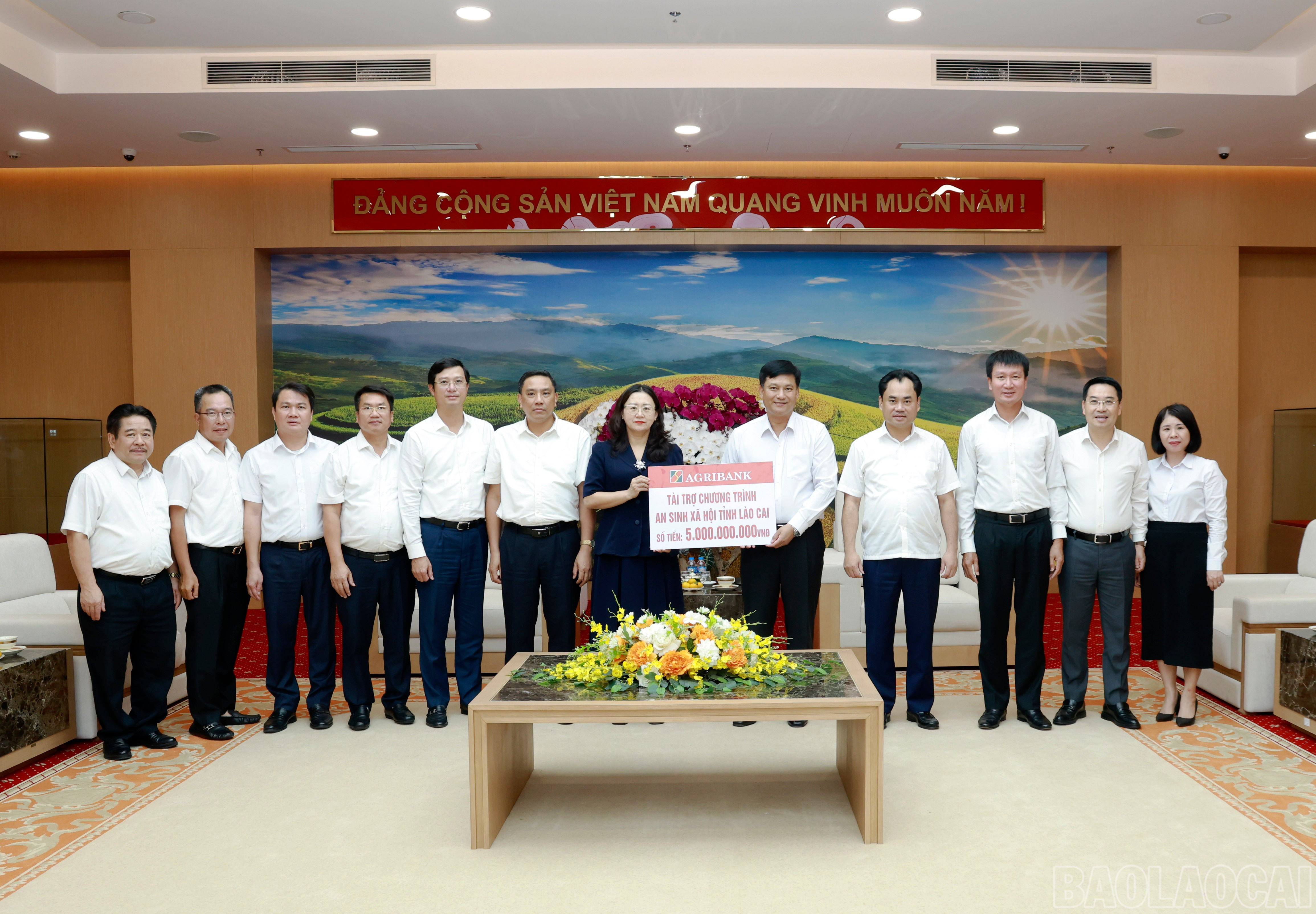 Đoàn công tác Ngân hàng Agribank trao số tiền 5 tỷ đồng hỗ trợ Lào Cai khắc phục hậu quả thiên tai. baolaocai-br_060a8861.jpg