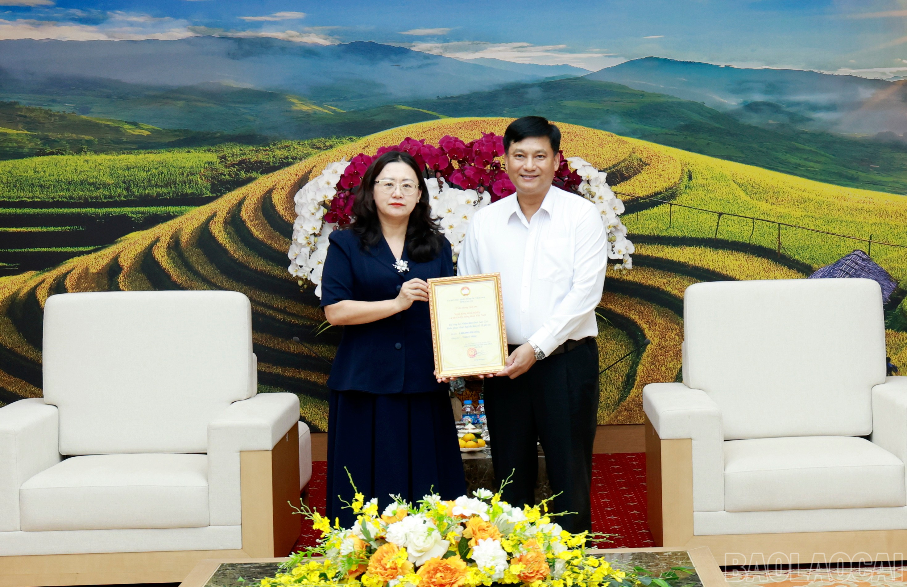 Đồng chí Giàng Thị Dung - Phó Bí thư Tỉnh ủy, Chủ tịch Ủy ban MTTQ Việt Nam tỉnh Lào Cai trao thư cảm ơn Ngân hàng Agribank. baolaocai-br_060a8872.jpg