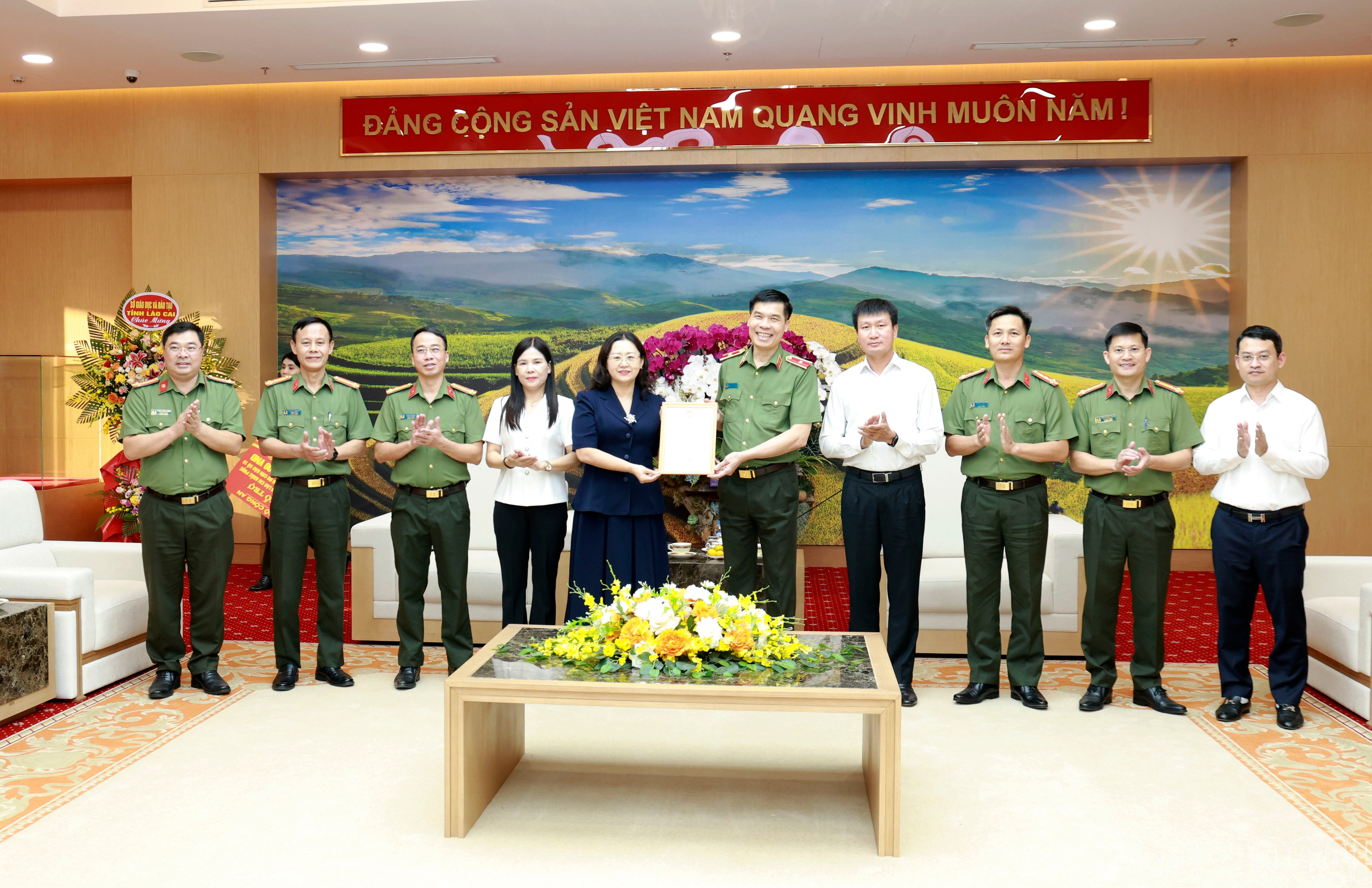 Đồng chí Giàng Thị Dung - Phó Bí thư Tỉnh ủy, Chủ tịch Ủy ban MTTQ Việt Nam tỉnh Lào Cai trao thư cảm ơn Bộ Công an. baolaocai-br_060a8726.jpg