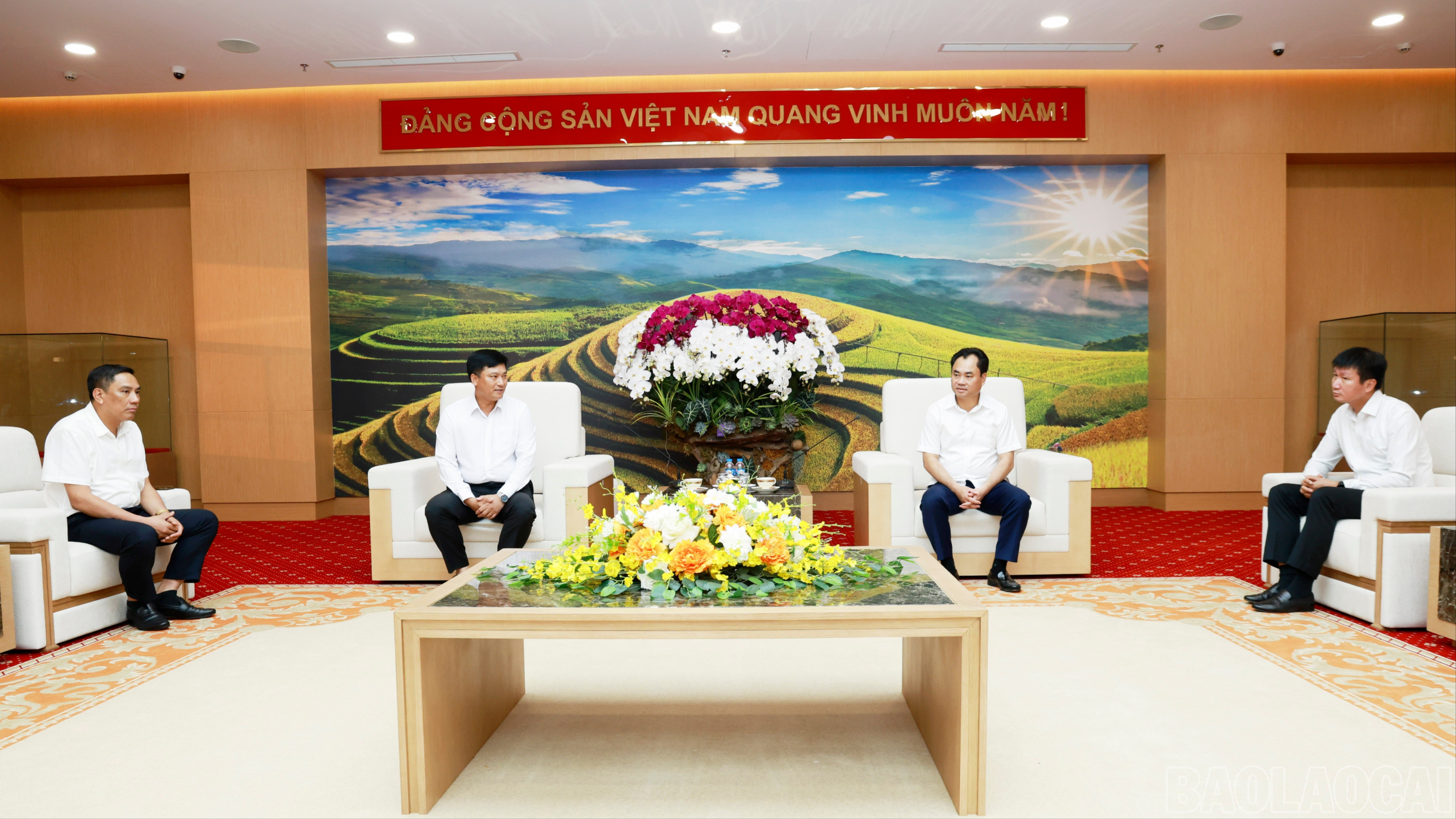 Đồng chí Trịnh Việt Hùng - Ủy viên dự khuyết Ban Chấp hành Trung ương Đảng, Bí thư Tỉnh ủy, Chủ tịch HĐND tỉnh tiếp xã giao Đoàn công tác Ngân hàng Agribank. baolaocai-br_060a8790-8727.jpg